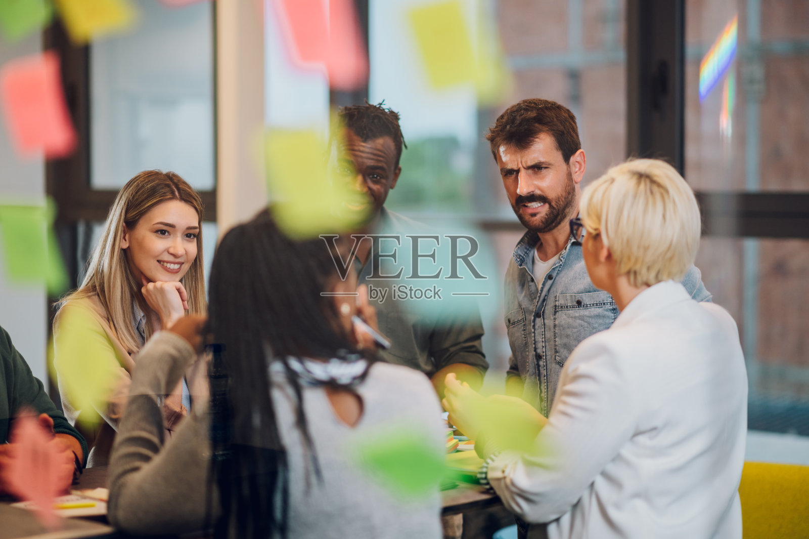 多种族的商业团队一起工作，在办公室开会照片摄影图片