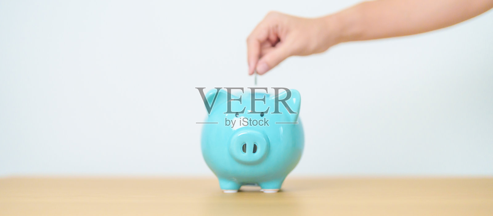 未来储蓄计划、退休基金、退休金、投资、财富业务及金融概念。手拉手放进存钱罐，为世界储蓄日数钱并捐款照片摄影图片