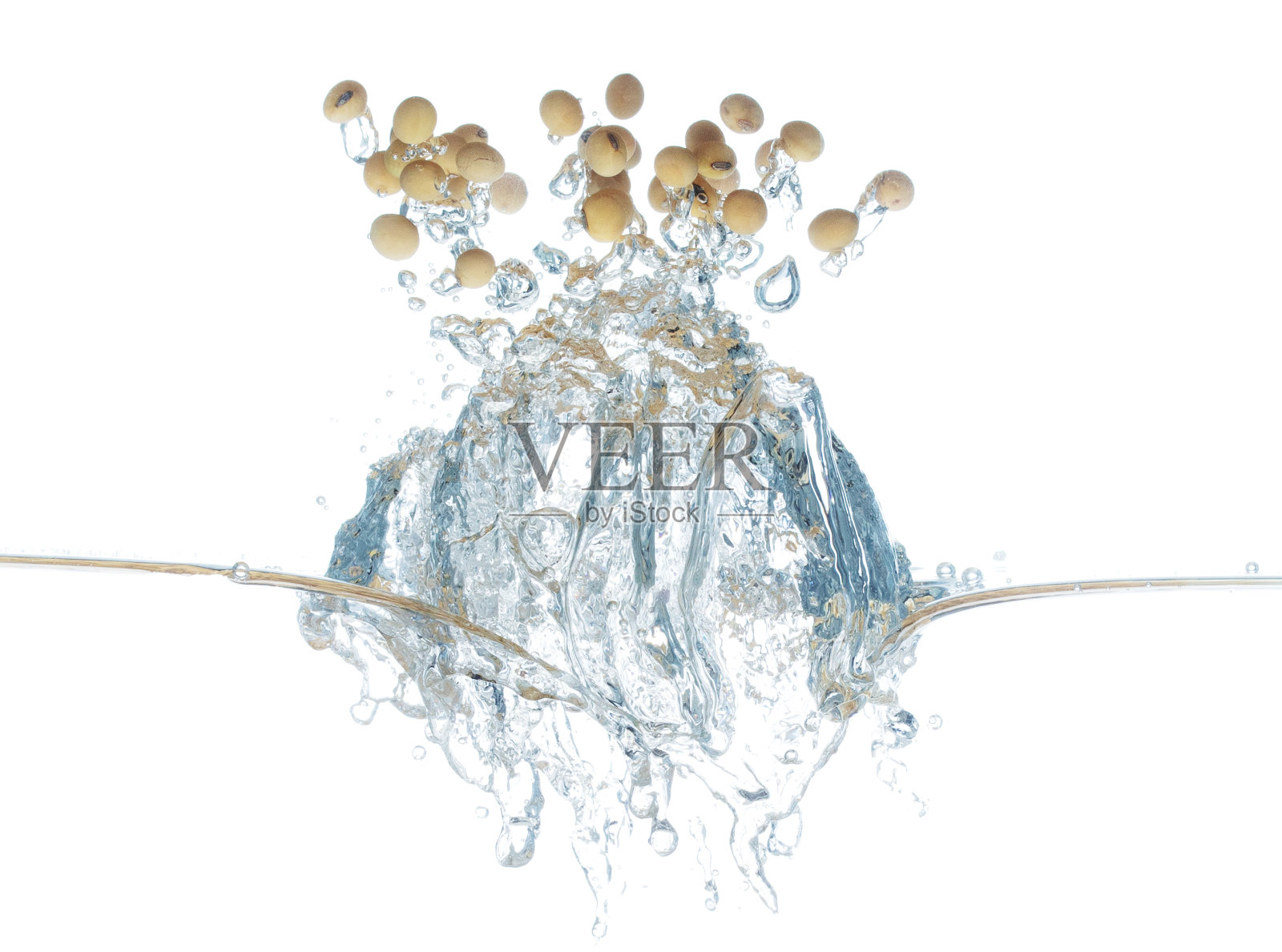 黄豆落入水中，表面产生气泡。黄豆滴打砸至沸水，深至起泡。白色背景隔离冻结运动照片摄影图片