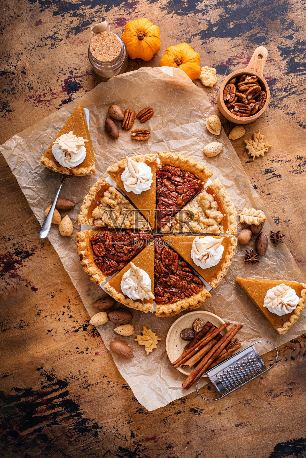 传统的感恩节派，用南瓜、山核桃和面包屑切成片照片摄影图片