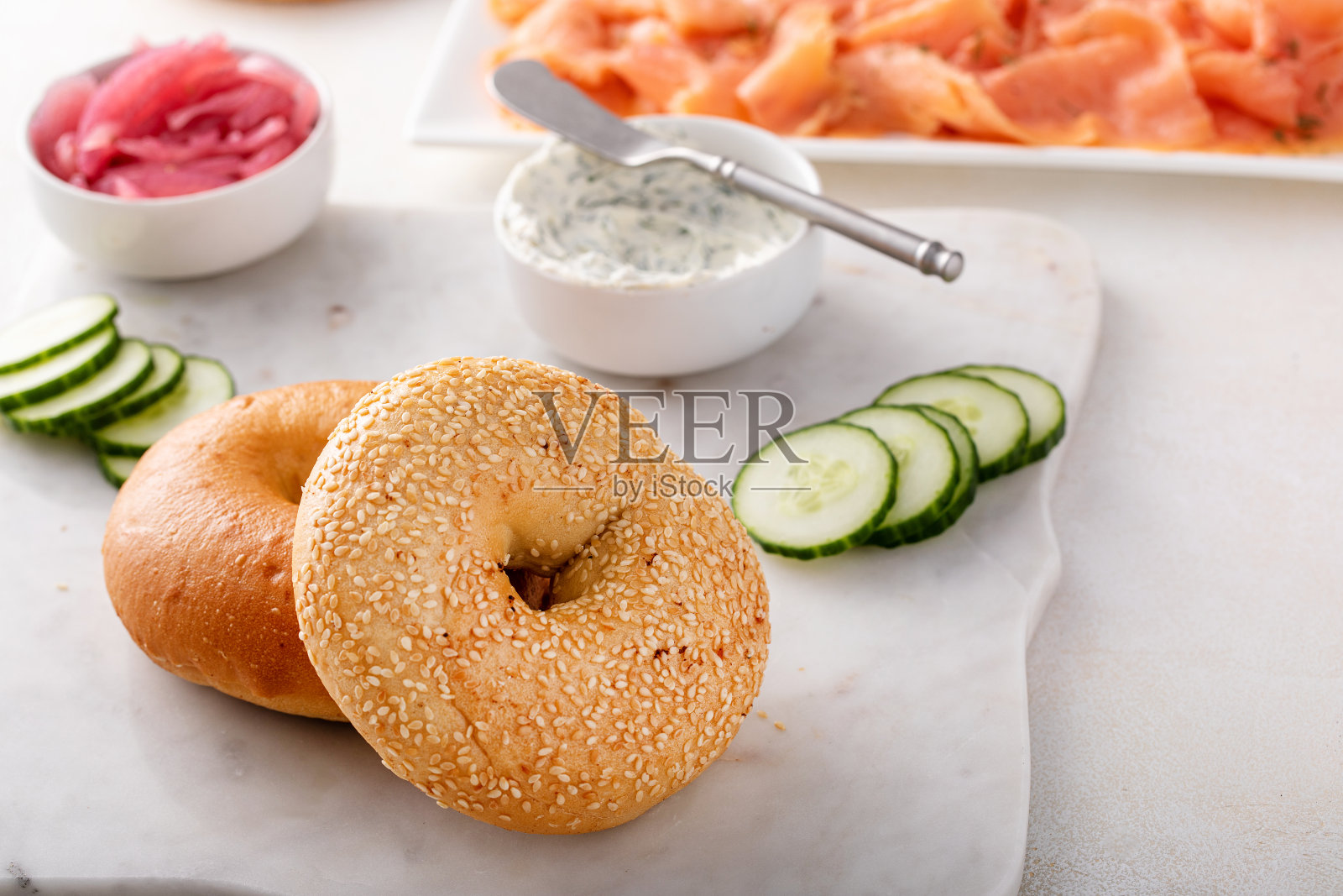 新鲜出炉的百吉饼配莳萝奶油奶酪和鲑鱼照片摄影图片