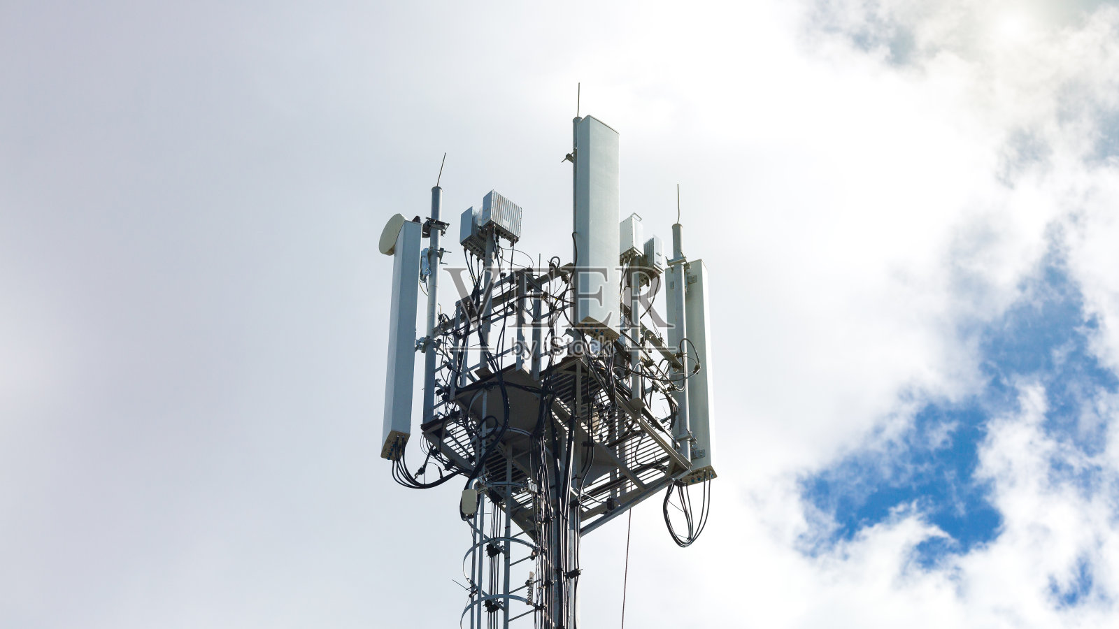 塔内设备为蜂窝通信，3G、4G、5G信号站对抗蓝天照片摄影图片