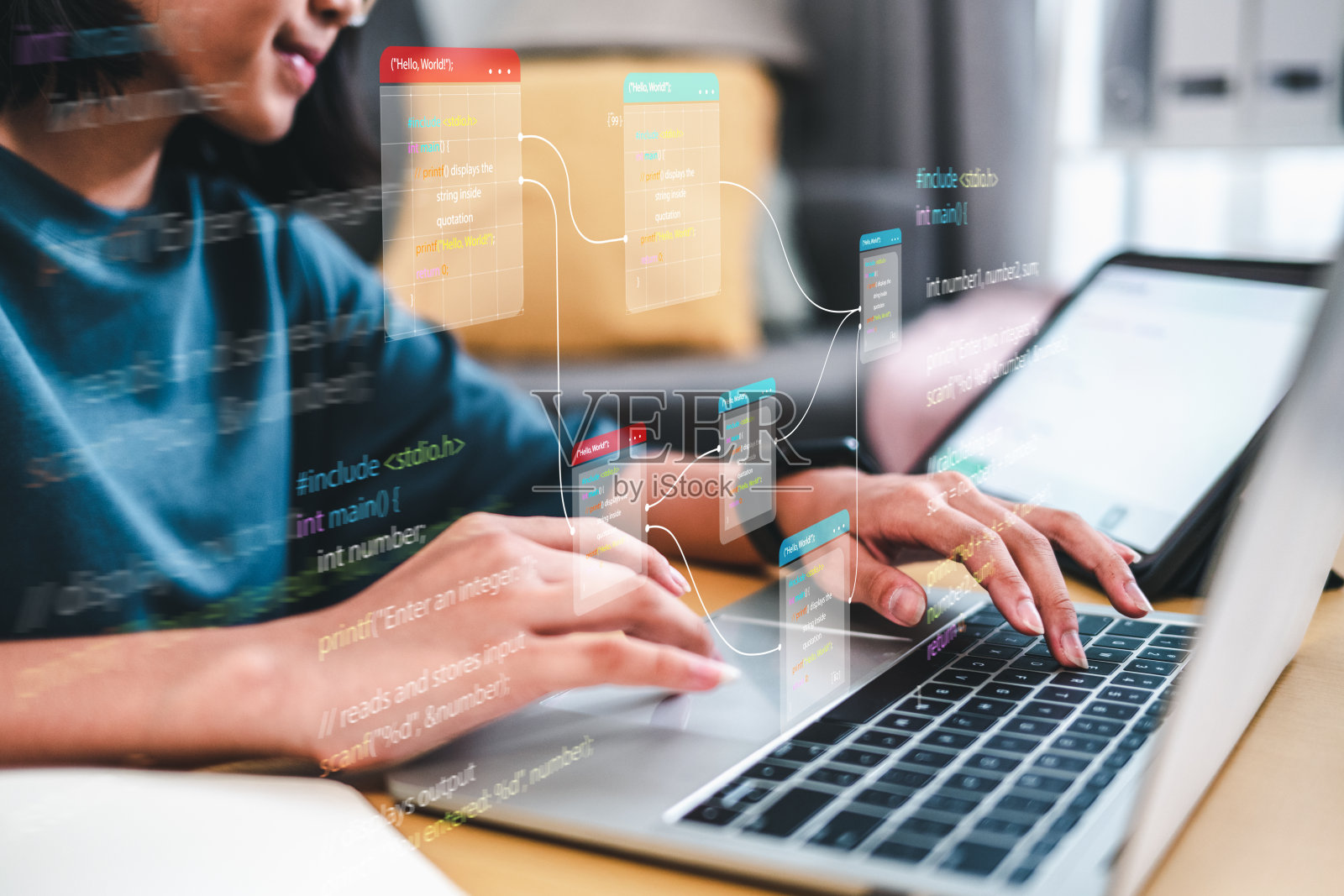 手接近亚洲妇女使用笔记本电脑和平板电脑人工编码业务数据分析编程。照片摄影图片