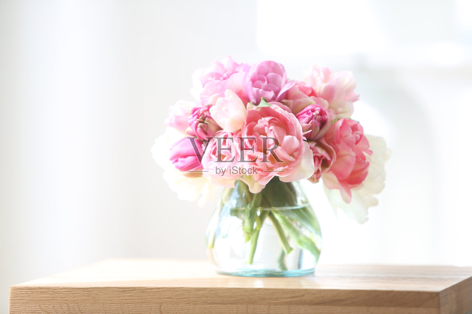 郁金香在桌子上照片摄影图片