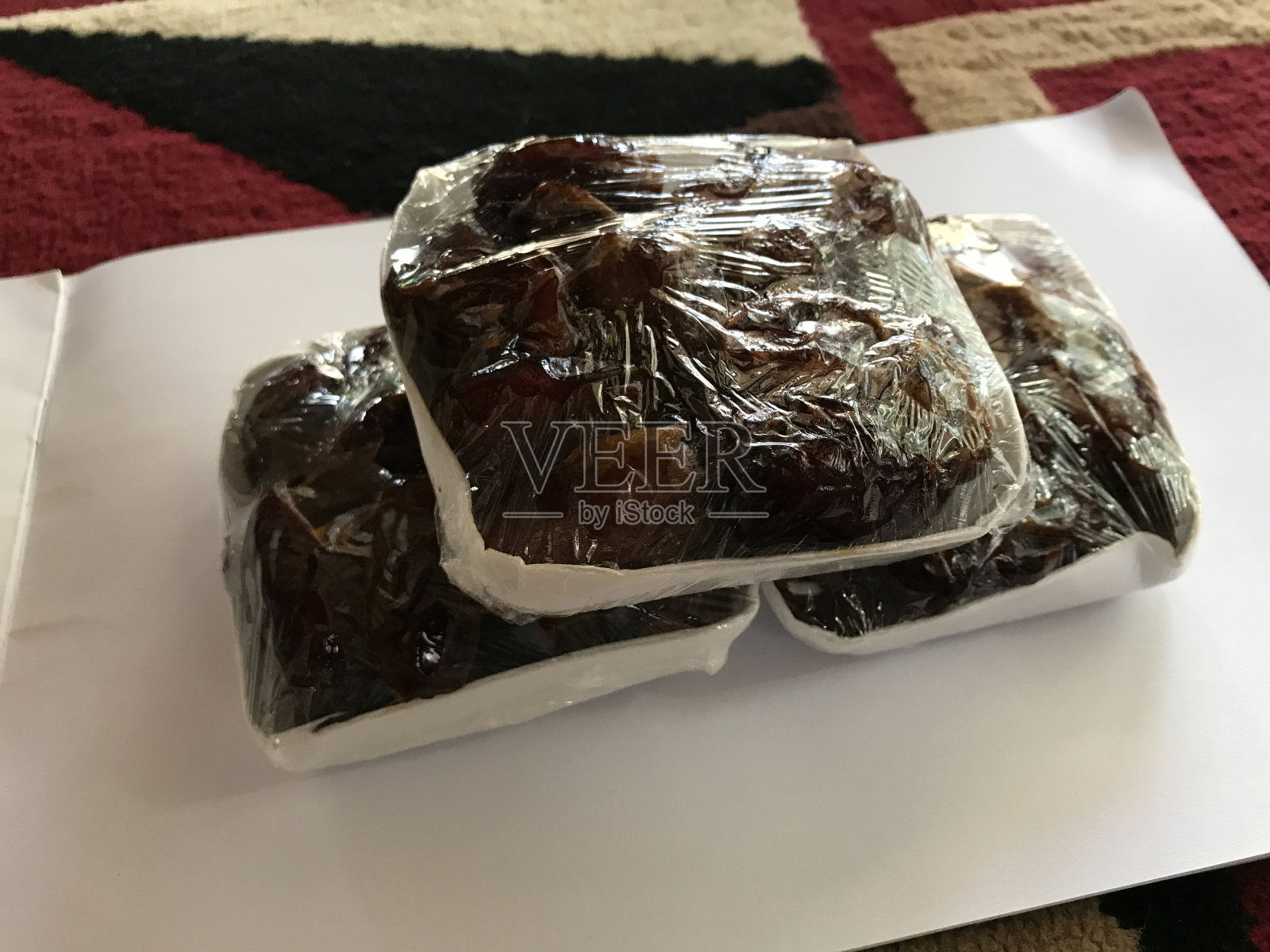 水果新鲜日期。一堆美味的干枣子分离。Medjool干椰枣果实孤立在白色背景上。照片摄影图片