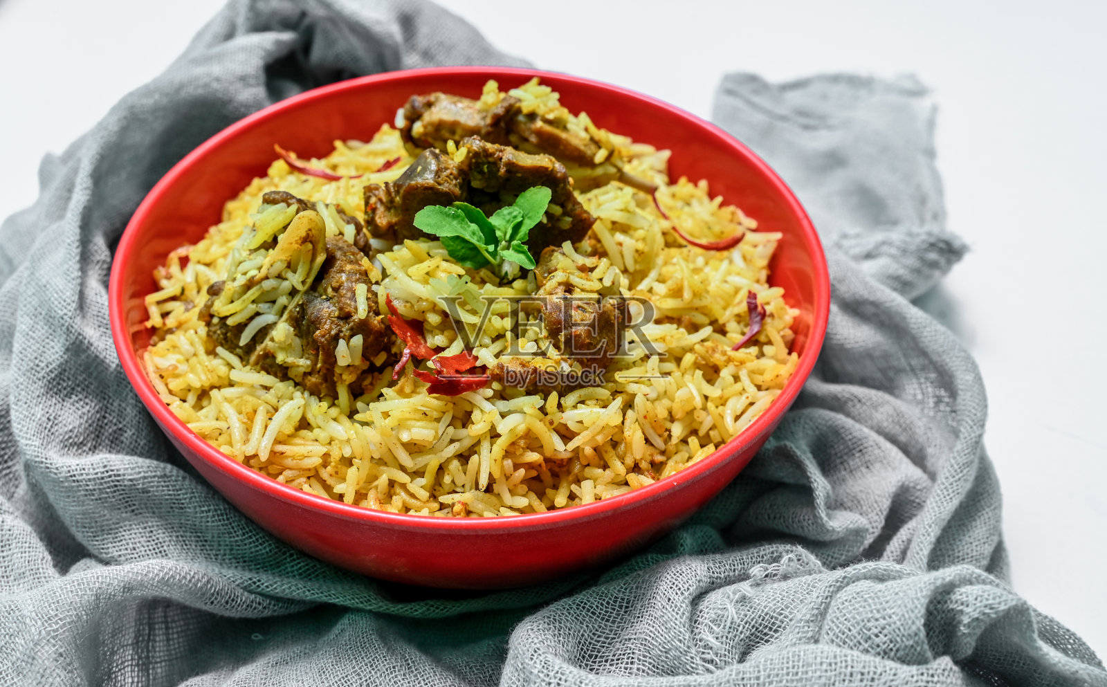 美味的羊肉香饭俯视图。漂亮的印度米饭。美味的香辣鸡肉饭，在忧郁的背景下，这是一种受欢迎的印度和巴基斯坦食物。照片摄影图片