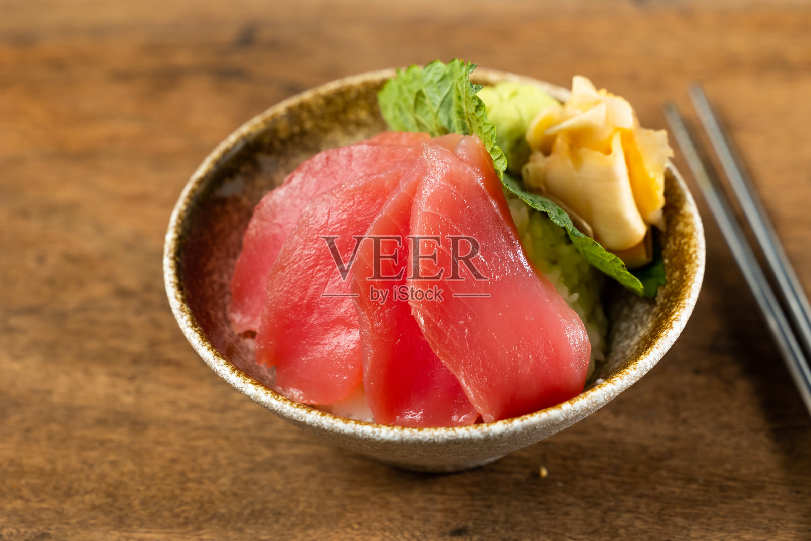新鲜的鲑鱼刺身。生三文鱼籽和芥末。餐厅餐桌上的日本菜。木质背景隔离照片摄影图片