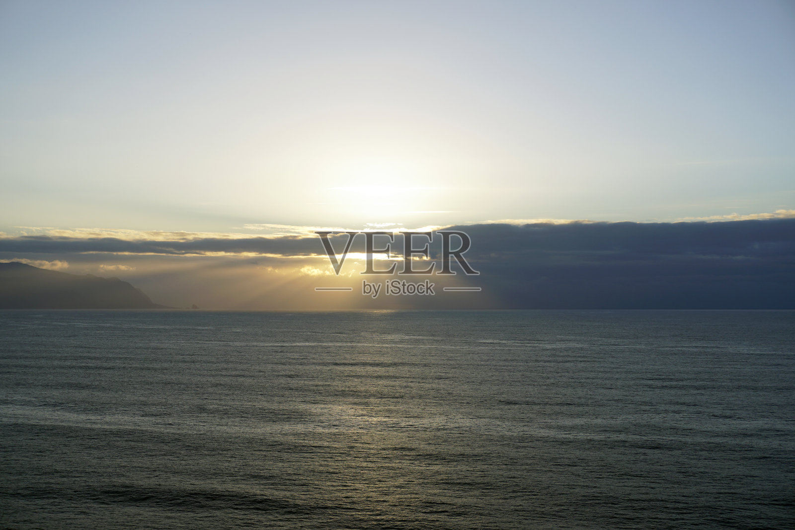 海洋和岩石。浪，风，云。马德拉的风景。照片摄影图片