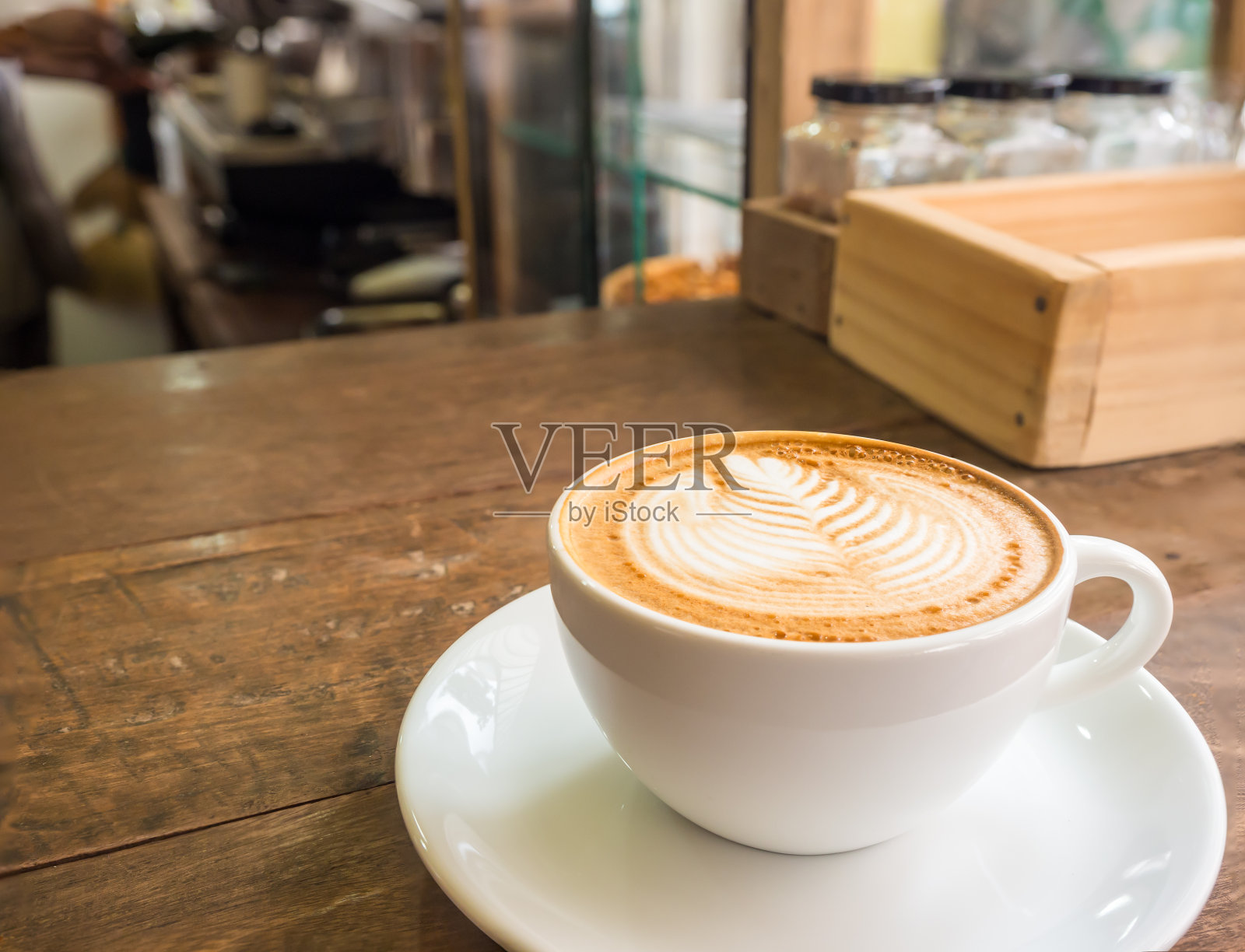 咖啡店里漂亮的牛奶咖啡照片摄影图片