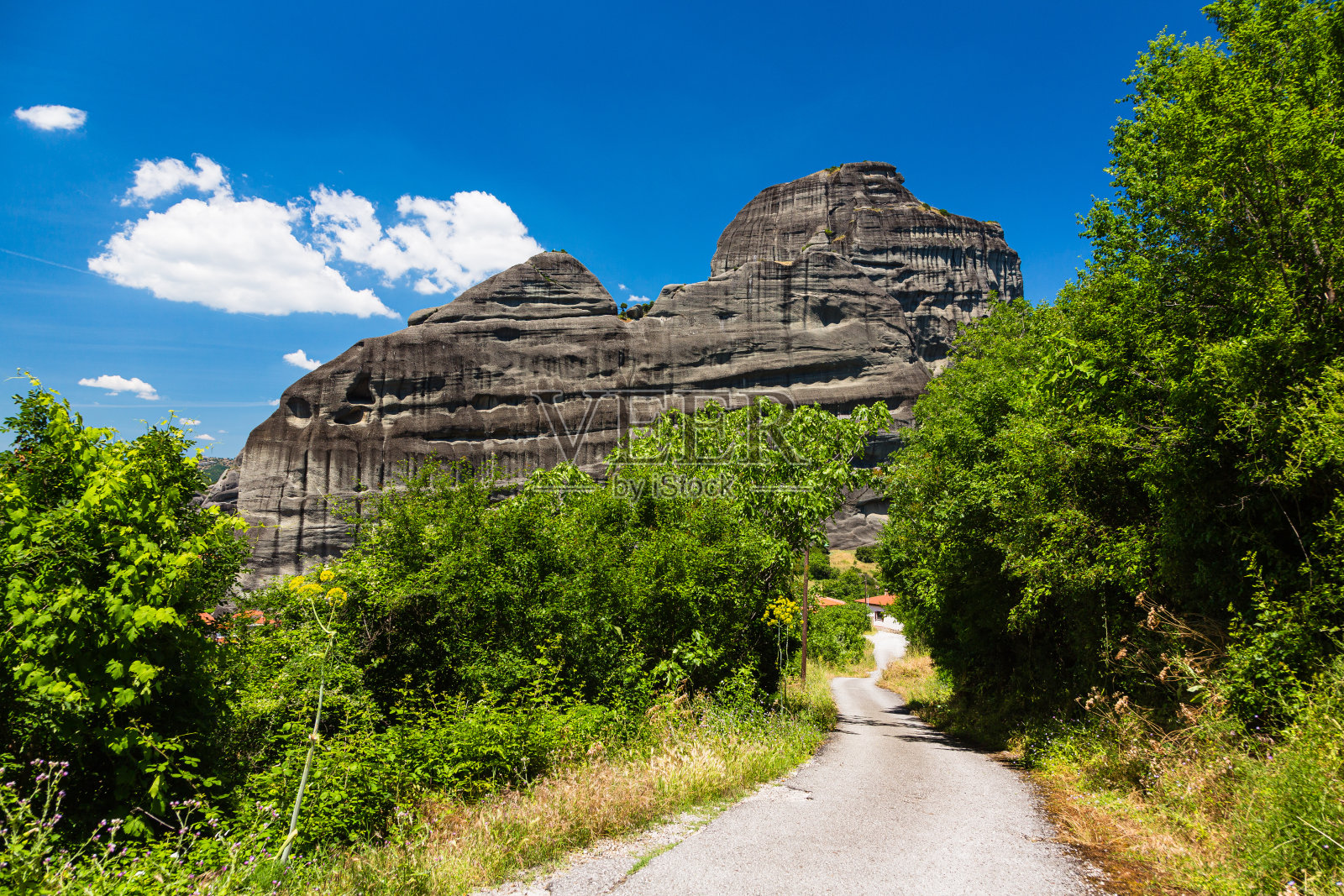 从希腊卡斯特拉基看到的迈泰奥拉的一座巨大的岩石山照片摄影图片