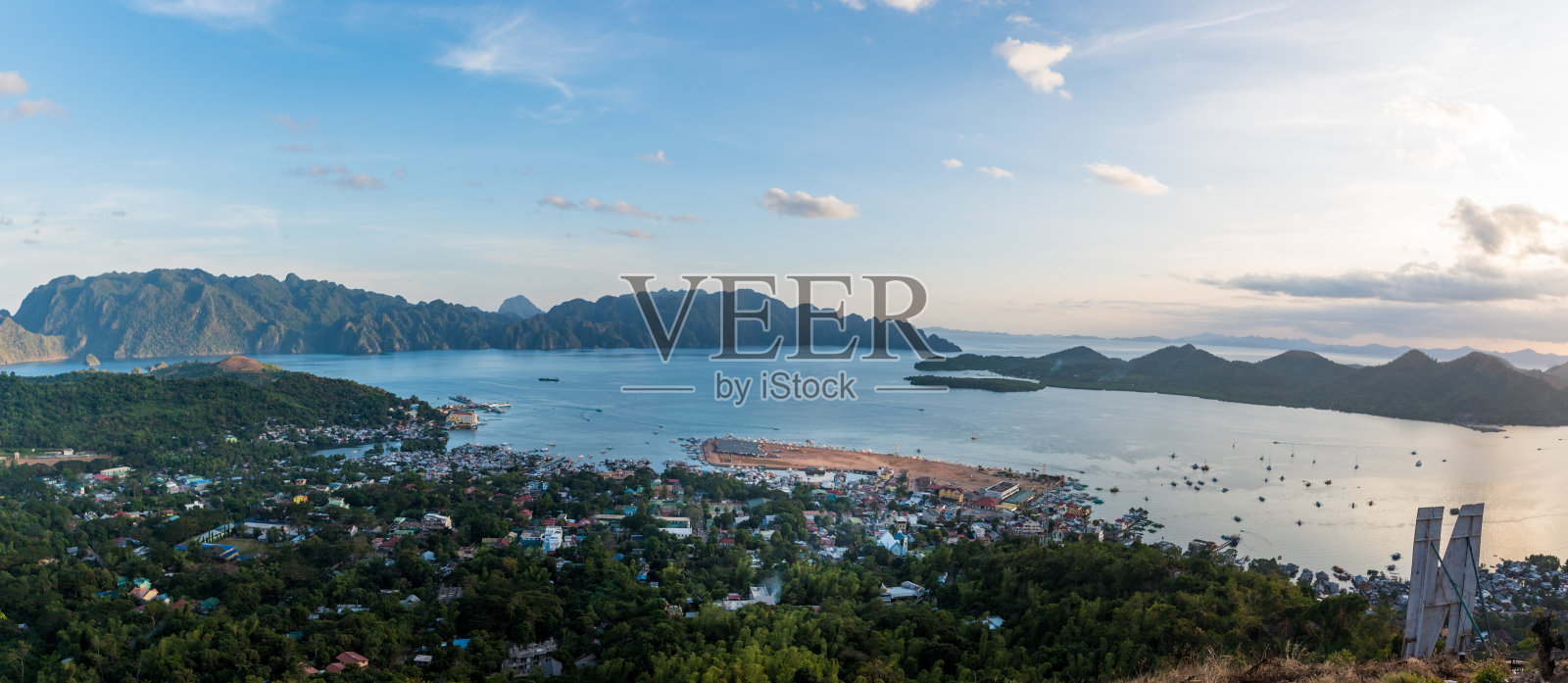 Coron岛和多云的天空背景。菲律宾。全景照片。照片摄影图片