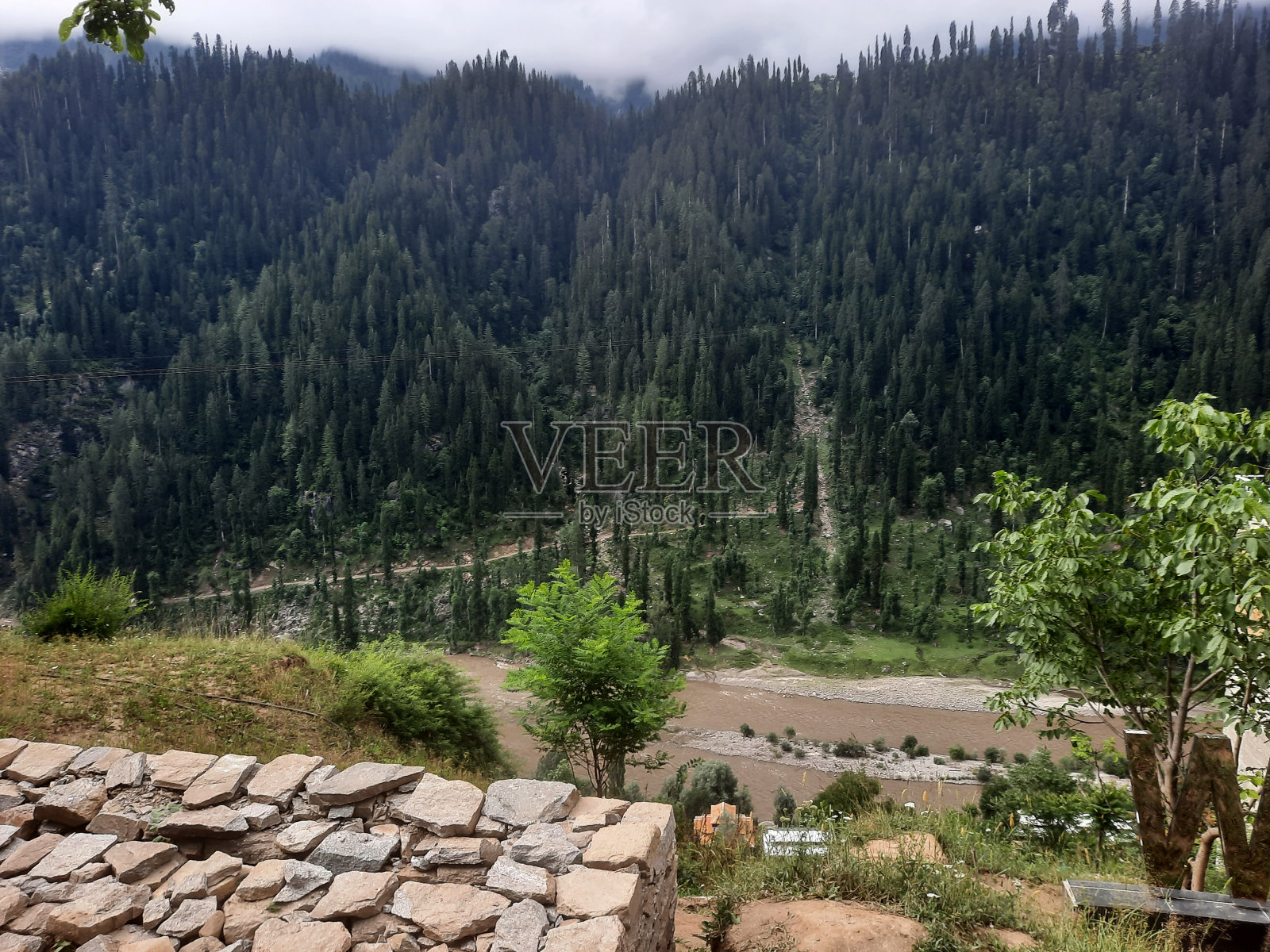 克什米尔尼勒姆山谷克尔美丽的白天景色。照片摄影图片