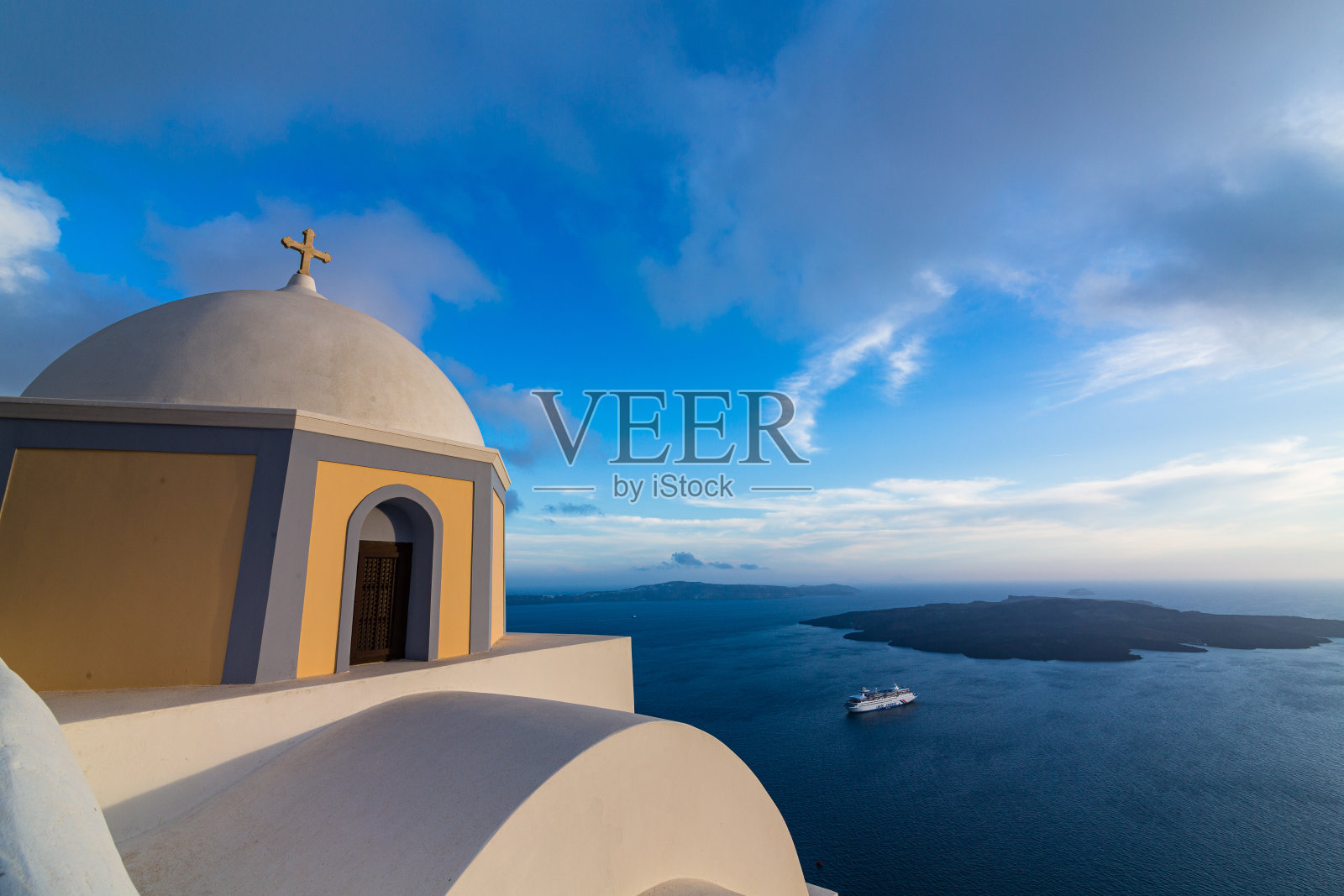 爱琴海斐拉和希腊圣托里尼岛的阿吉奥斯·斯蒂利亚诺斯教堂照片摄影图片