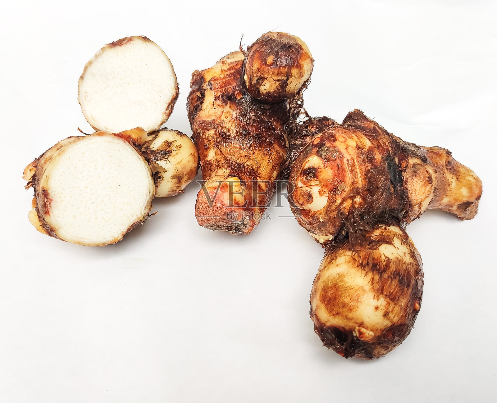 白底芋头根。照片摄影图片