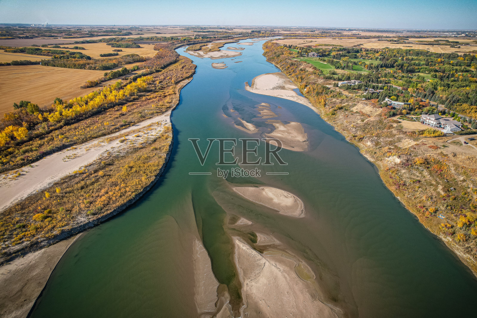 位于萨斯卡通南部的河畔庄园的航拍图照片摄影图片