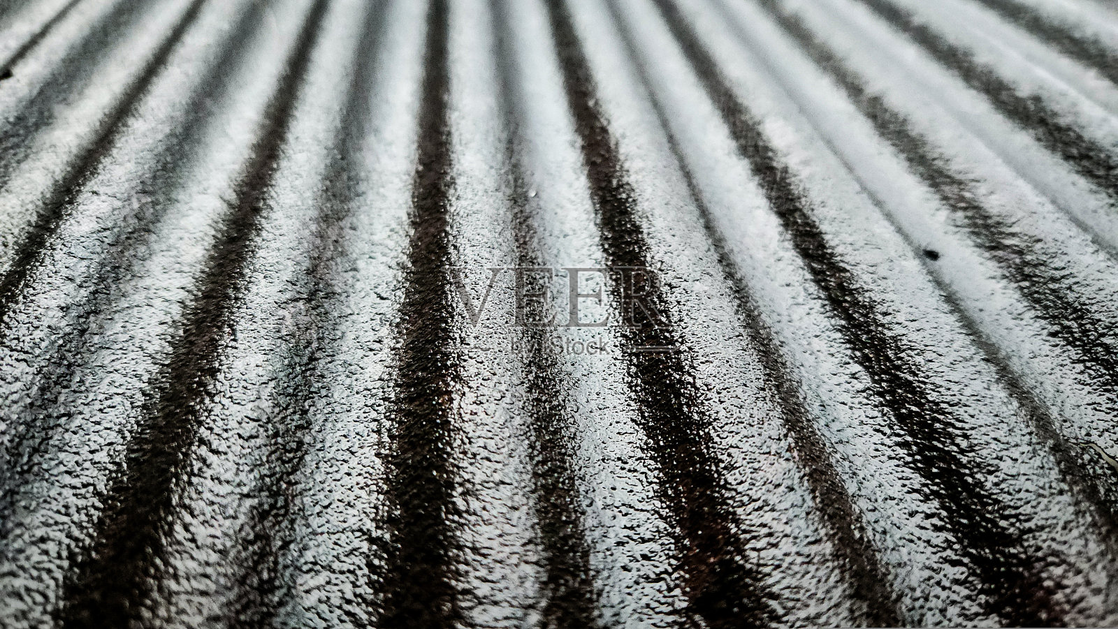 下雨时，旧锌屋顶沙沙作响。照片摄影图片