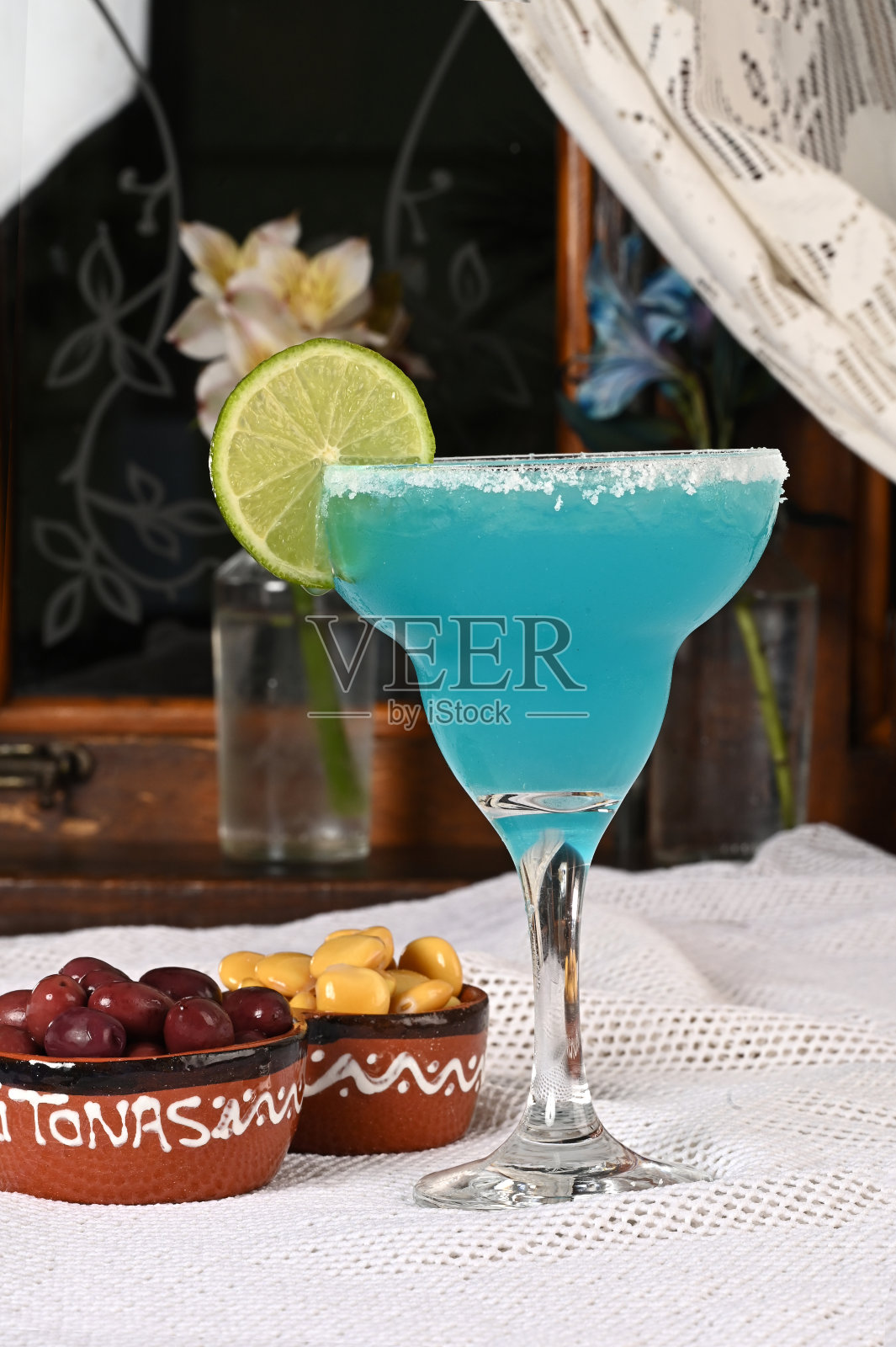 清爽的意大利苏打水和柠檬莫吉托玛格丽特绿汁排毒素食沙拉酱饮料照片摄影图片