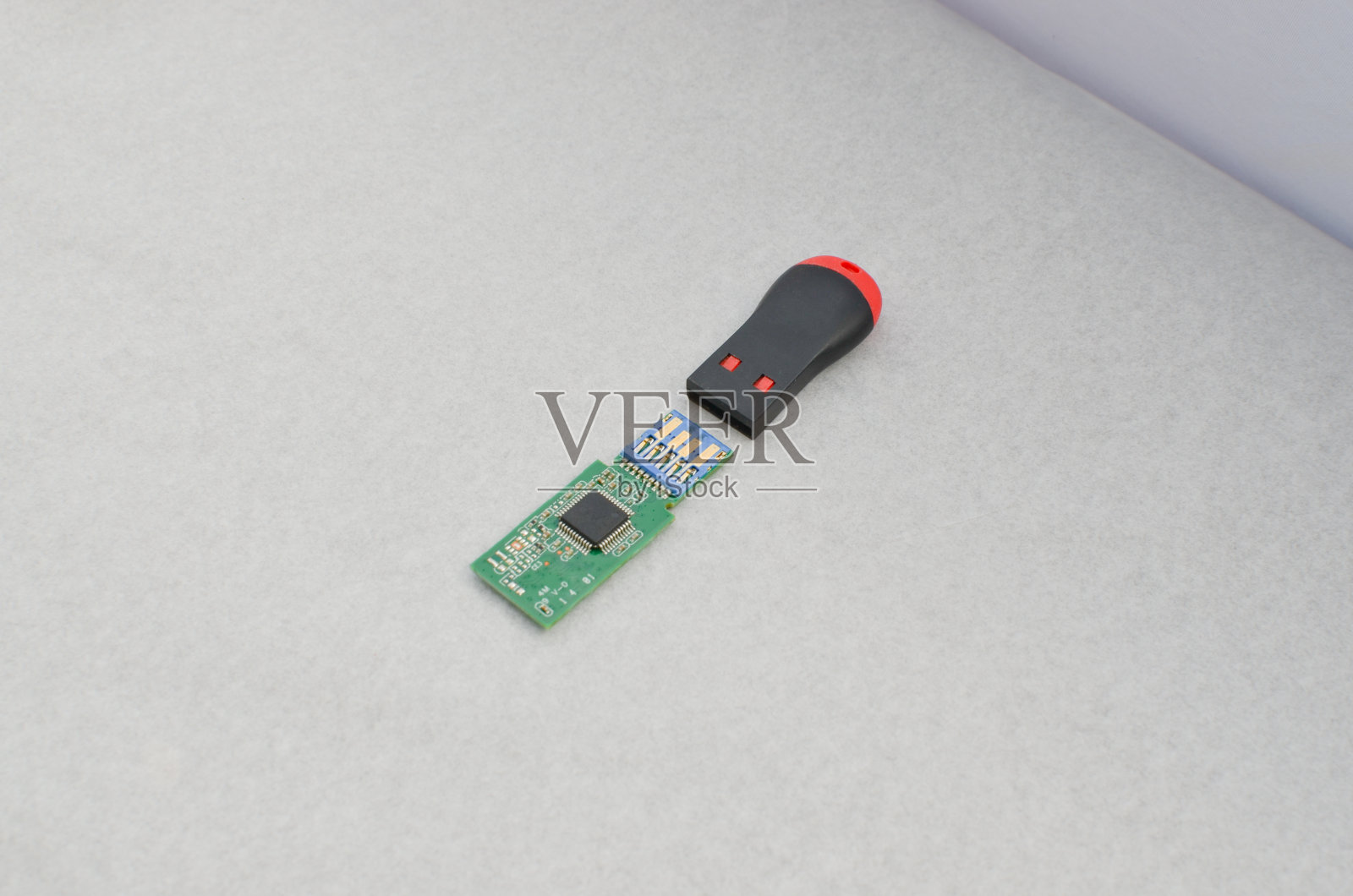 一个打开的驱动器u盘的特写，露出其内部电路进行维修和维护。指的是先进的数据恢复技术或概念。照片摄影图片