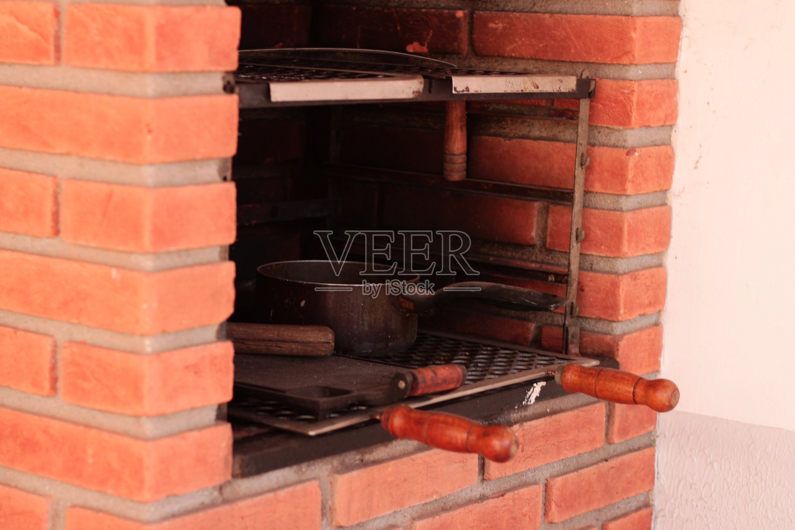 橘砖烧烤架与内部器具照片摄影图片