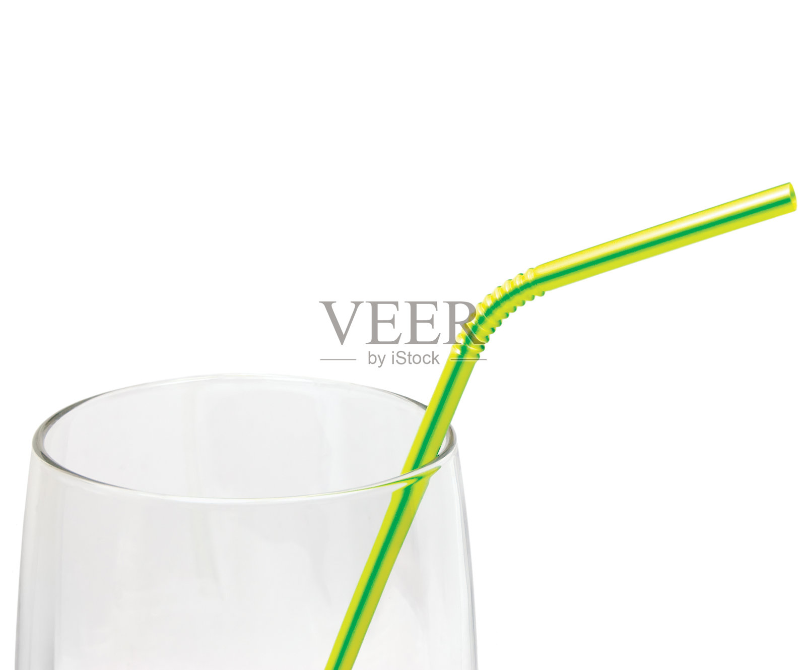 空酒杯和五颜六色的鸡尾酒吸管，大细节隔离的垂直微距特写，明黄色、绿色条纹。空白复制空间照片摄影图片
