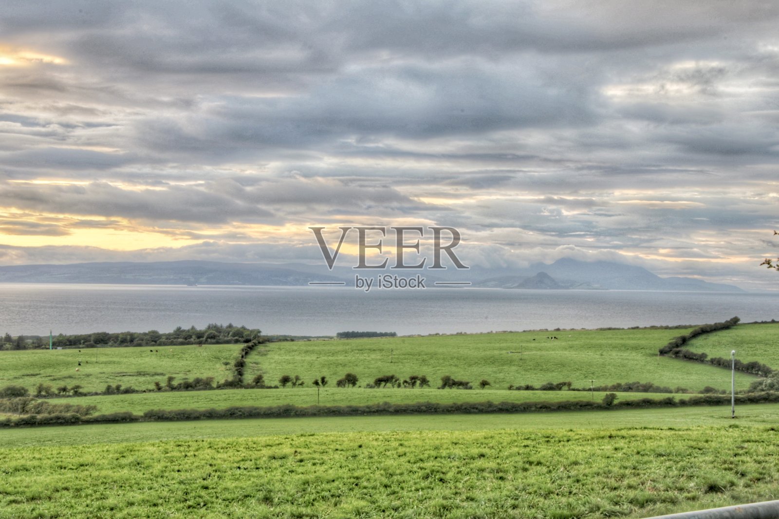 海滨风光和沐浴在金色的日落海景。照片摄影图片