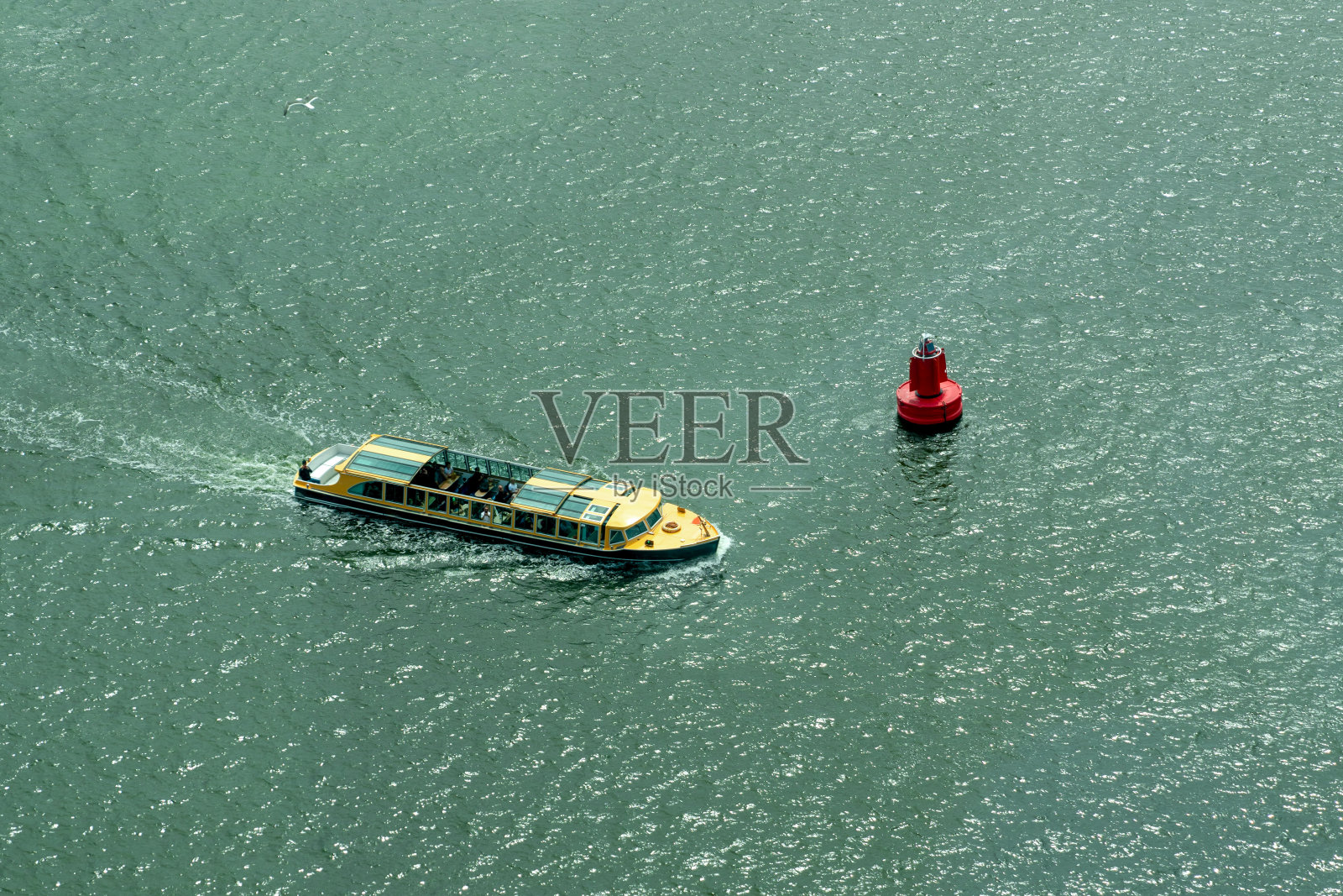 阿姆斯特丹运河之旅的船俯视图，阿姆斯特丹，荷兰照片摄影图片