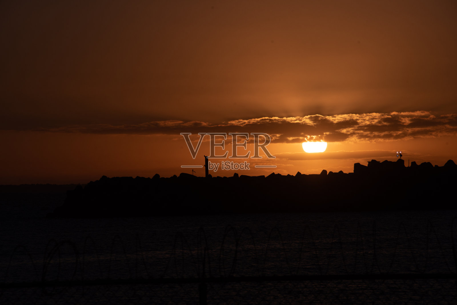 地平线上的落日照片摄影图片