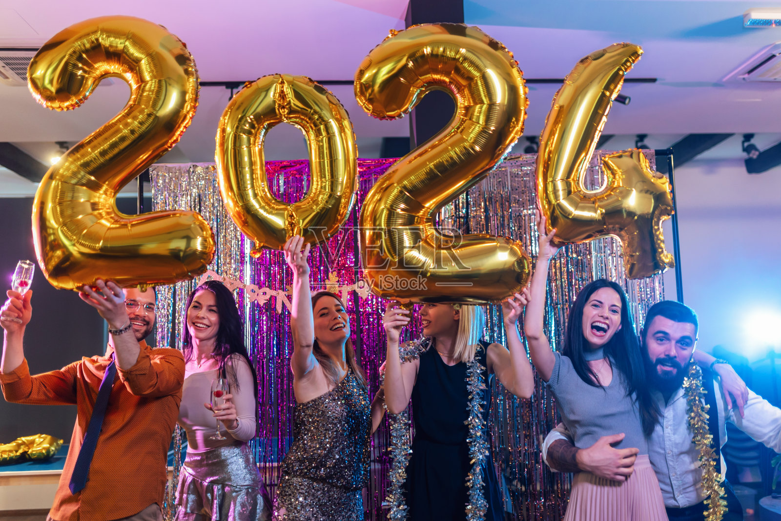 一群人在俱乐部里跳舞庆祝新年。照片摄影图片