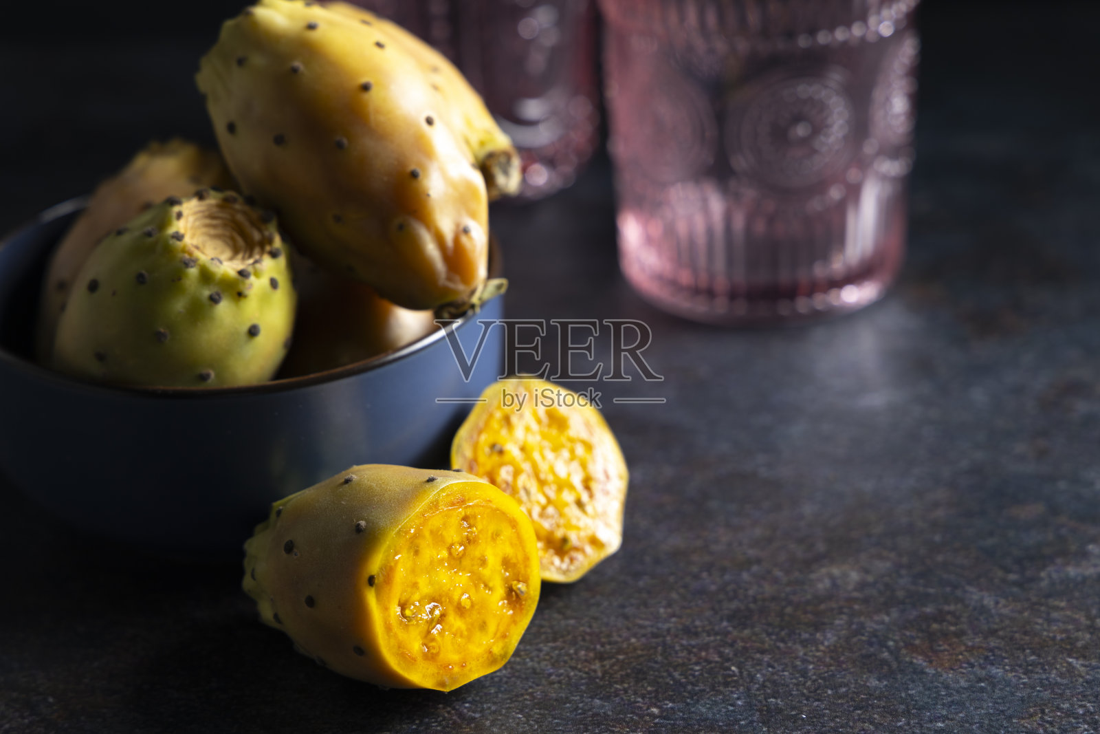 刚收获的多刺梨。照片摄影图片