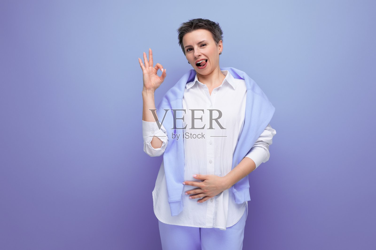 一个穿着白衬衫，黑发短发的随意年轻女子的肖像照片摄影图片