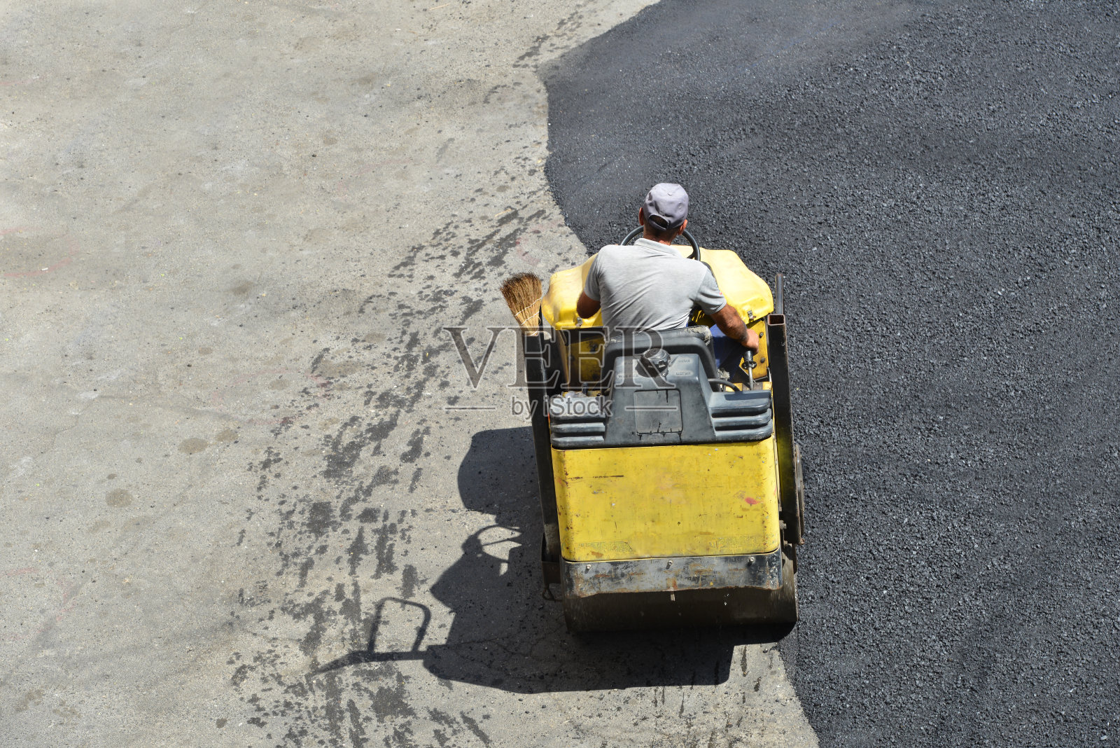 铺设沥青。道路维修。路上有滚烫的沥青。照片摄影图片