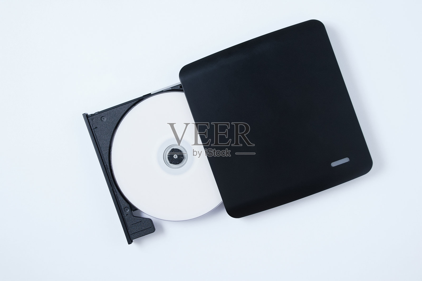 带有CD的黑色便携式CD驱动器。白色背景。照片摄影图片
