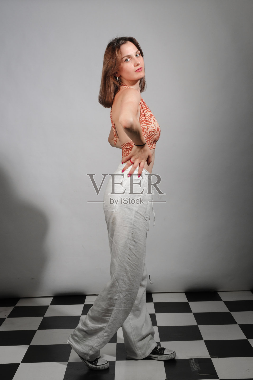 摄影棚灯光下的女性肖像照片摄影图片