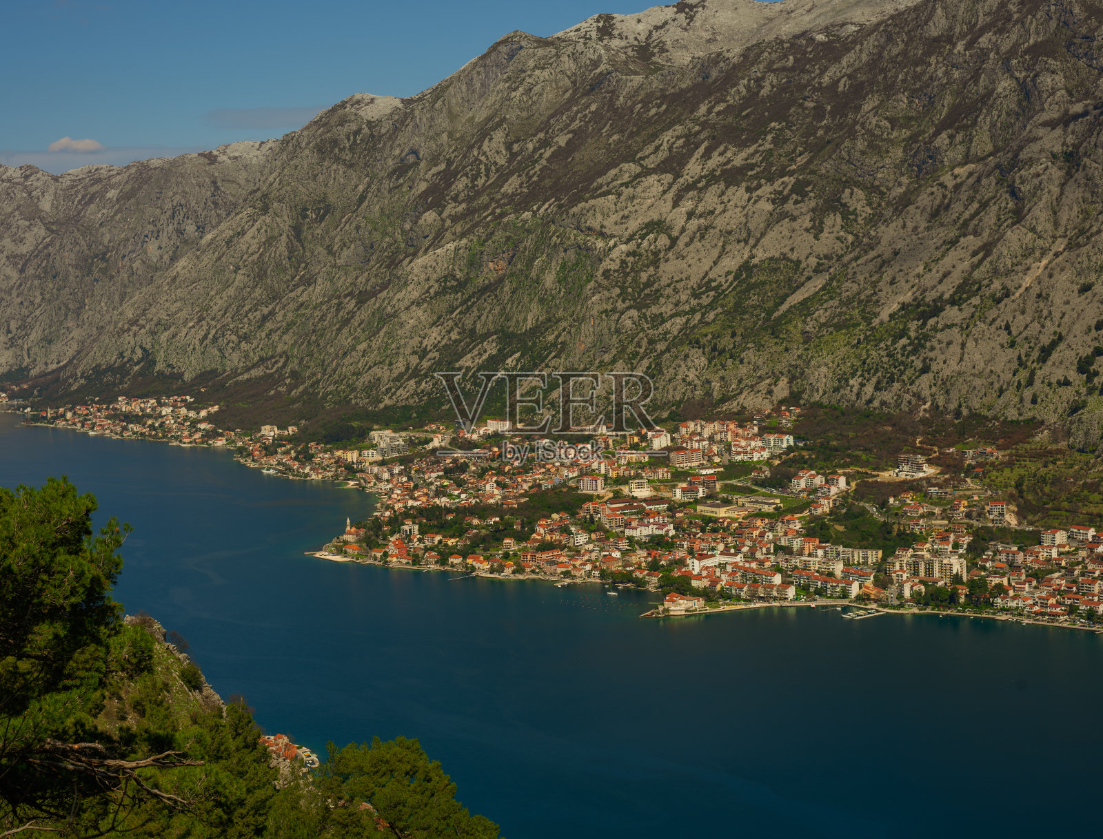 从登山小径上俯瞰古老而现代的科托尔城照片摄影图片