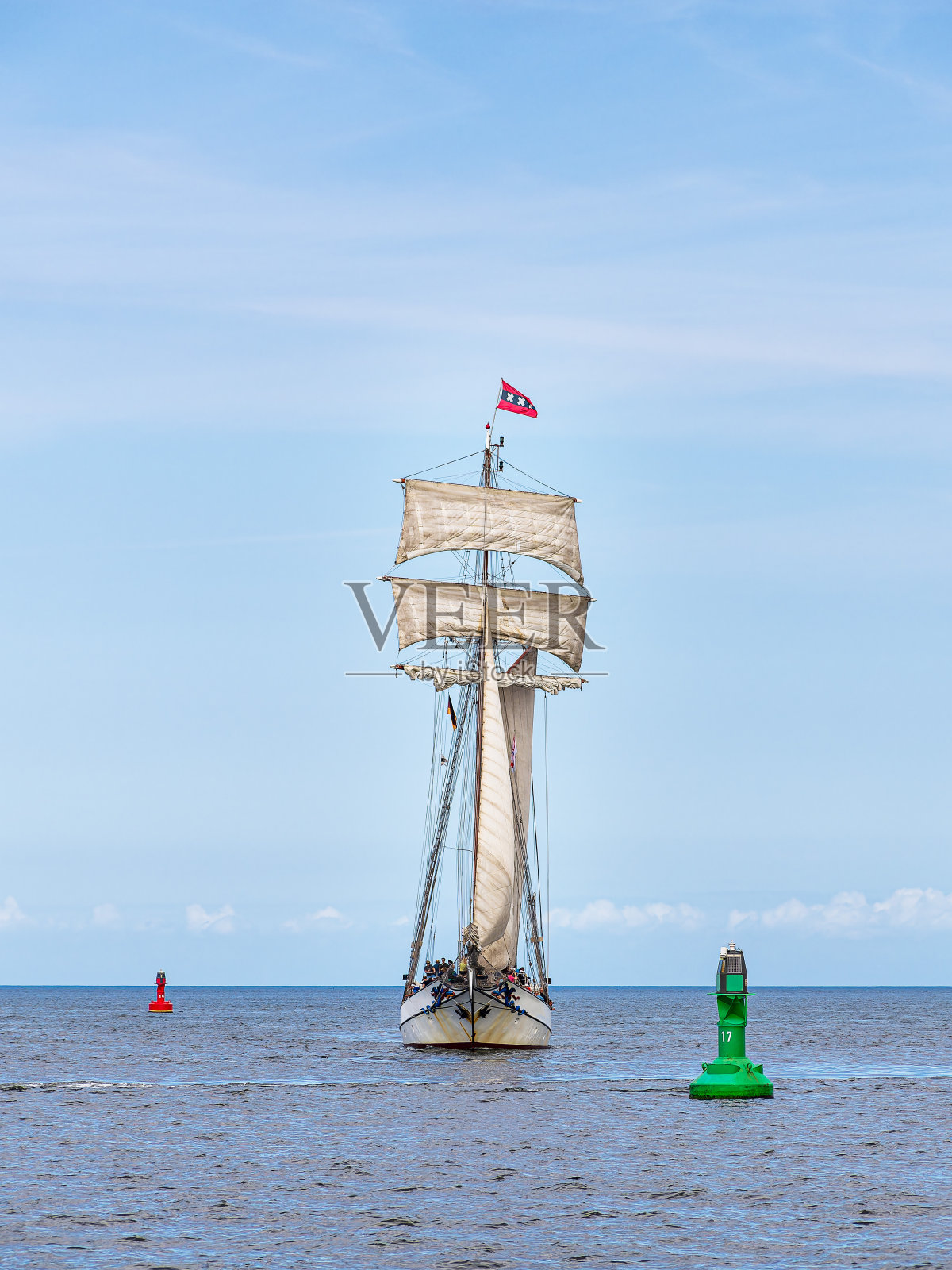 波罗的海上的帆船照片摄影图片