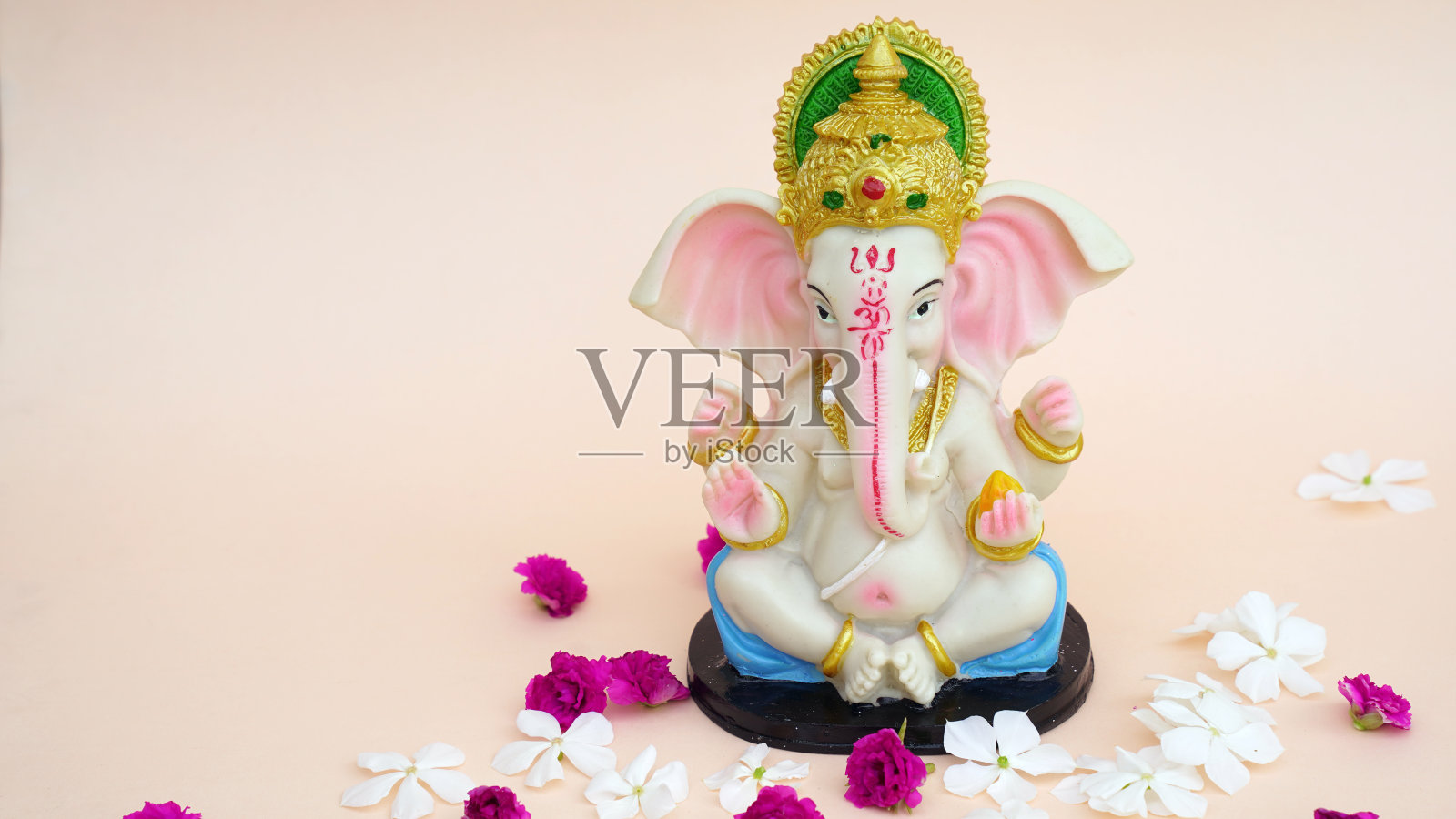 粉色背景的甘尼萨神，庆祝印度教神甘尼萨节照片摄影图片