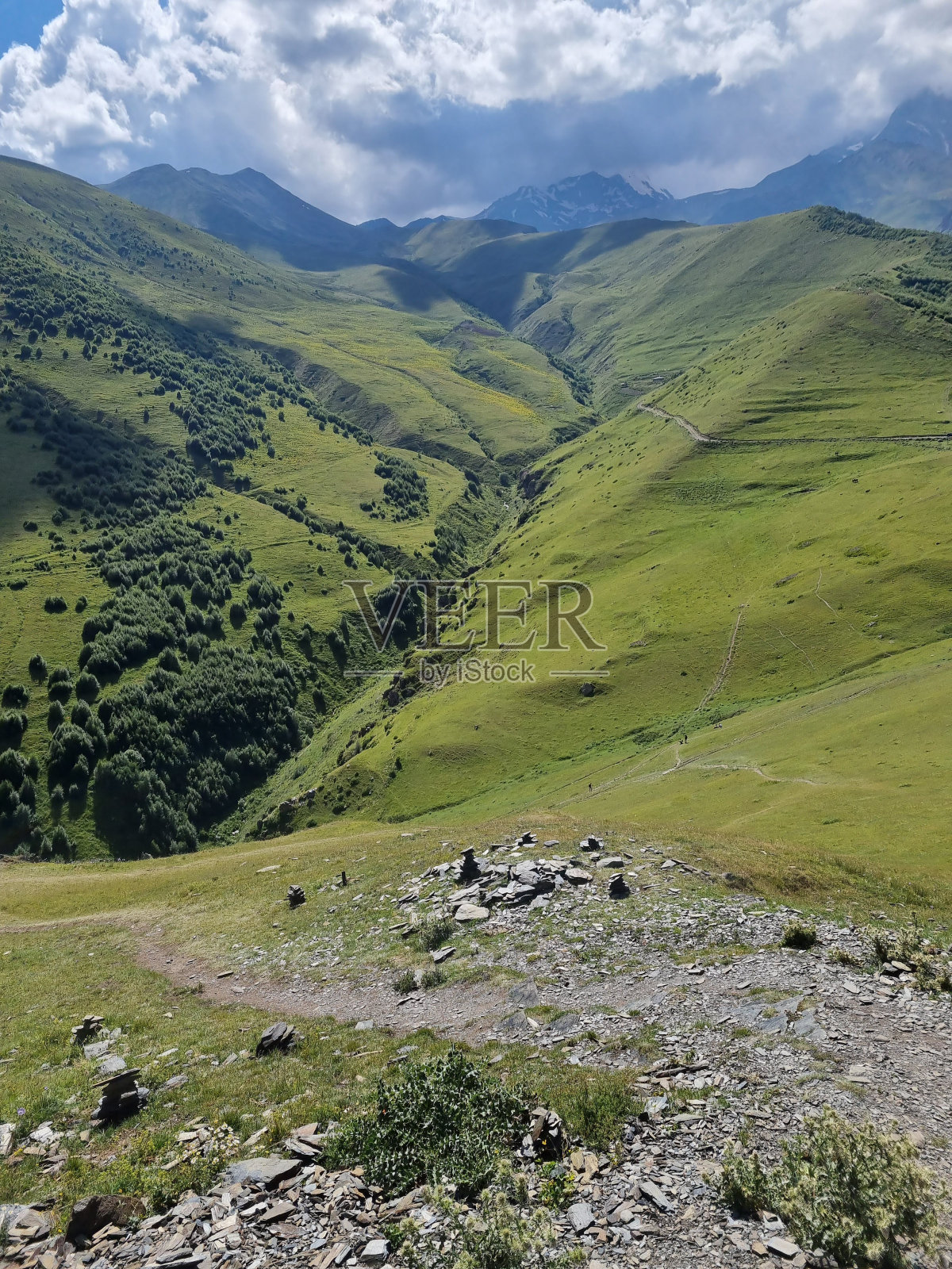 从格鲁吉亚卡兹贝吉(Stepantsminda)的Gergeti三一教堂俯瞰美丽的绿色高加索山景照片摄影图片