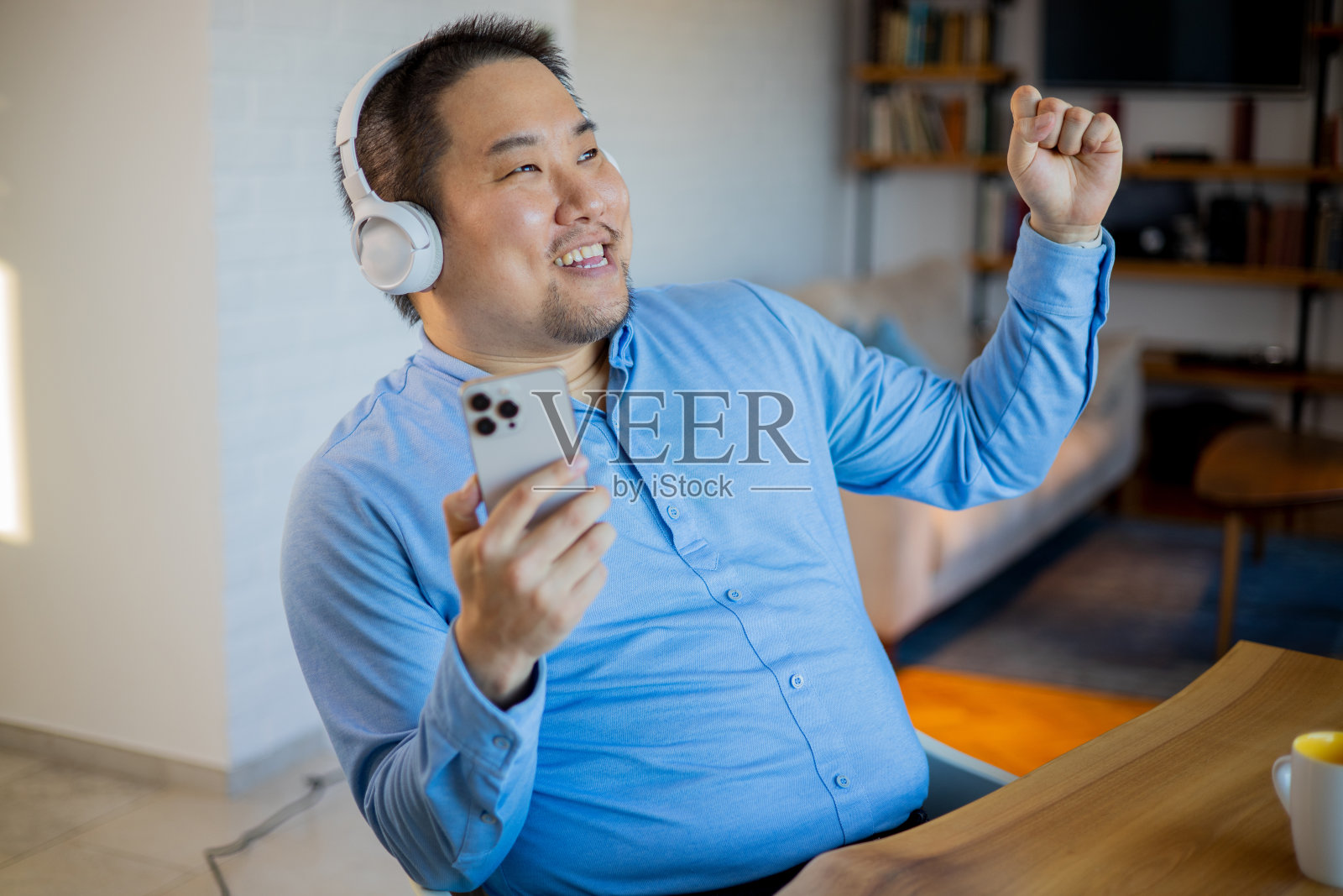 年轻人正在家里听音乐照片摄影图片