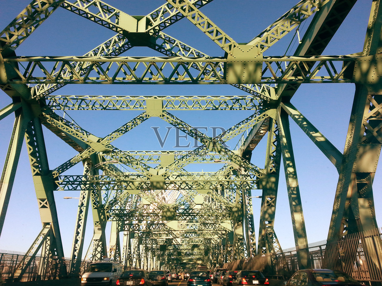 高峰时段的桥梁结构照片摄影图片