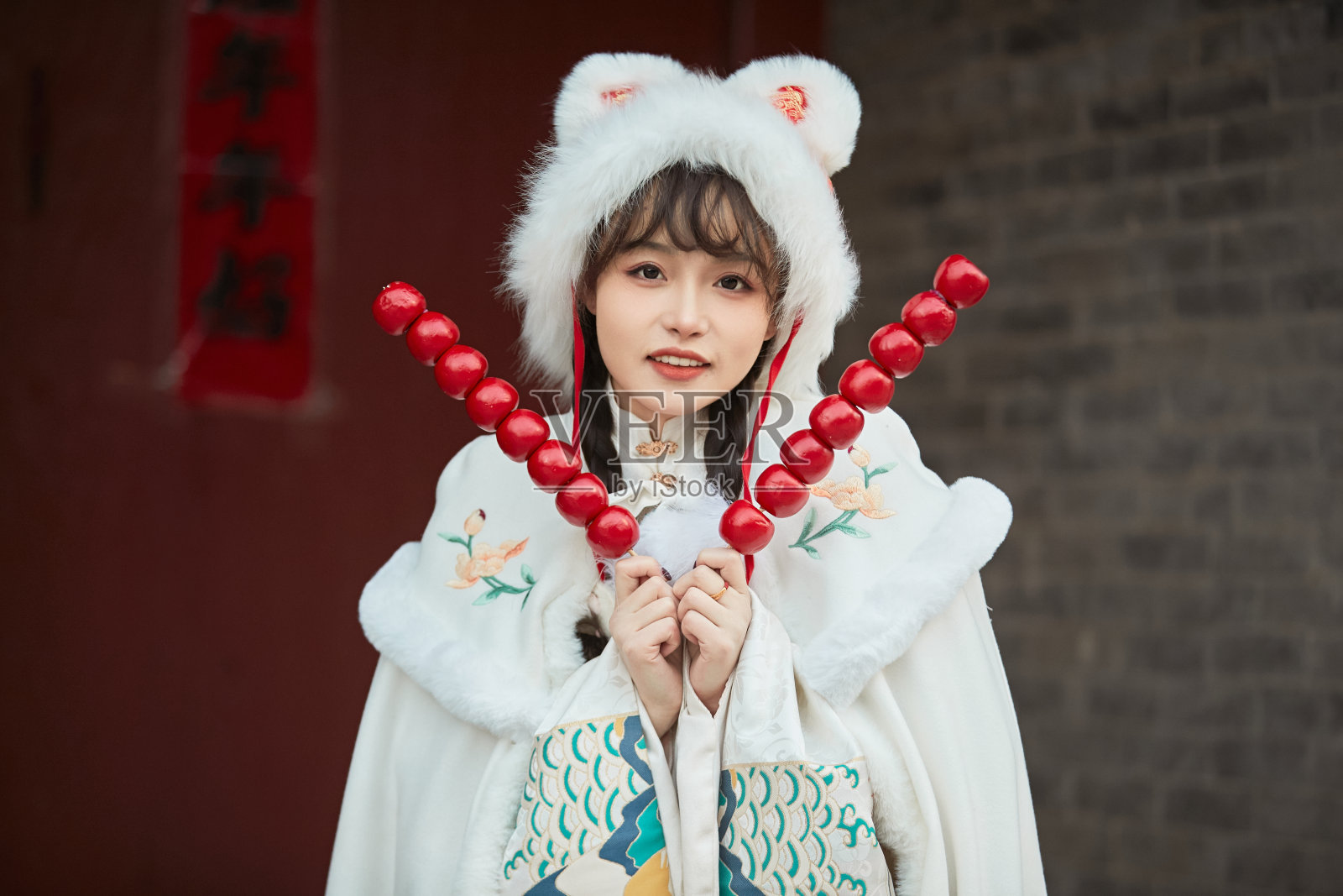 一个穿着节日服装的年轻女孩在古城里闲逛照片摄影图片