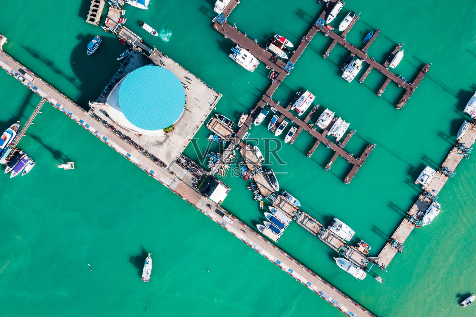 普吉岛的邮轮港口。港口帆船的俯视图。港口鸟瞰图。船停靠在码头上。照片摄影图片