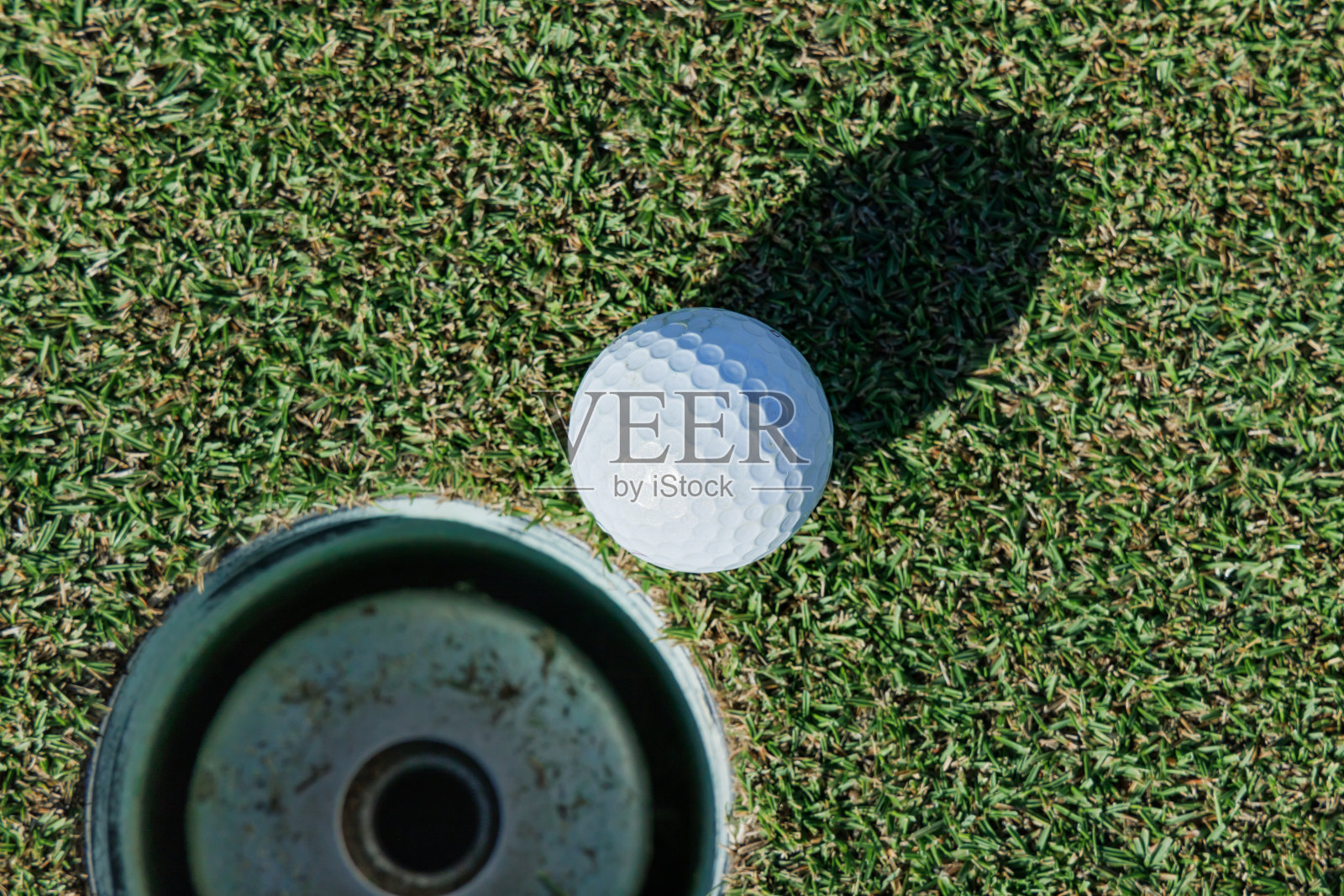 高尔夫球场绿地和高尔夫球照片摄影图片