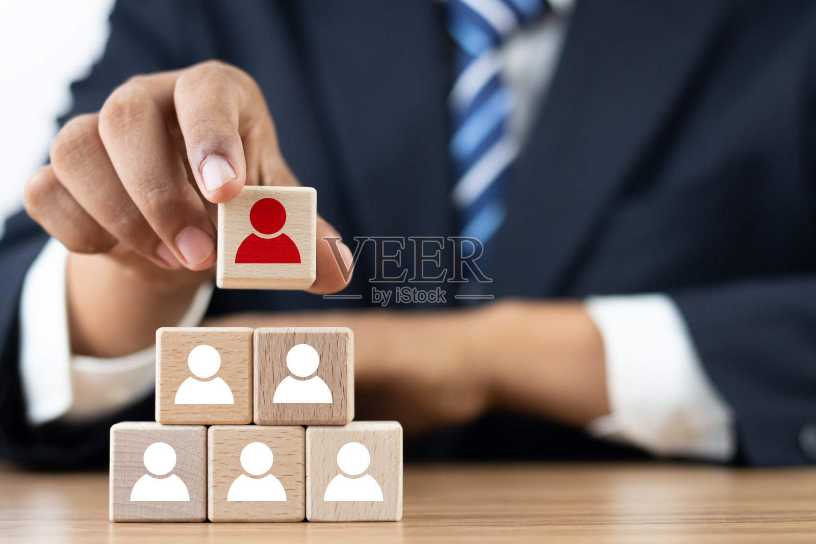 人力资源管理网络结构(HRM)，手持木图标用于人力发展招聘、客户关系管理、招聘、培训、绩效。照片摄影图片