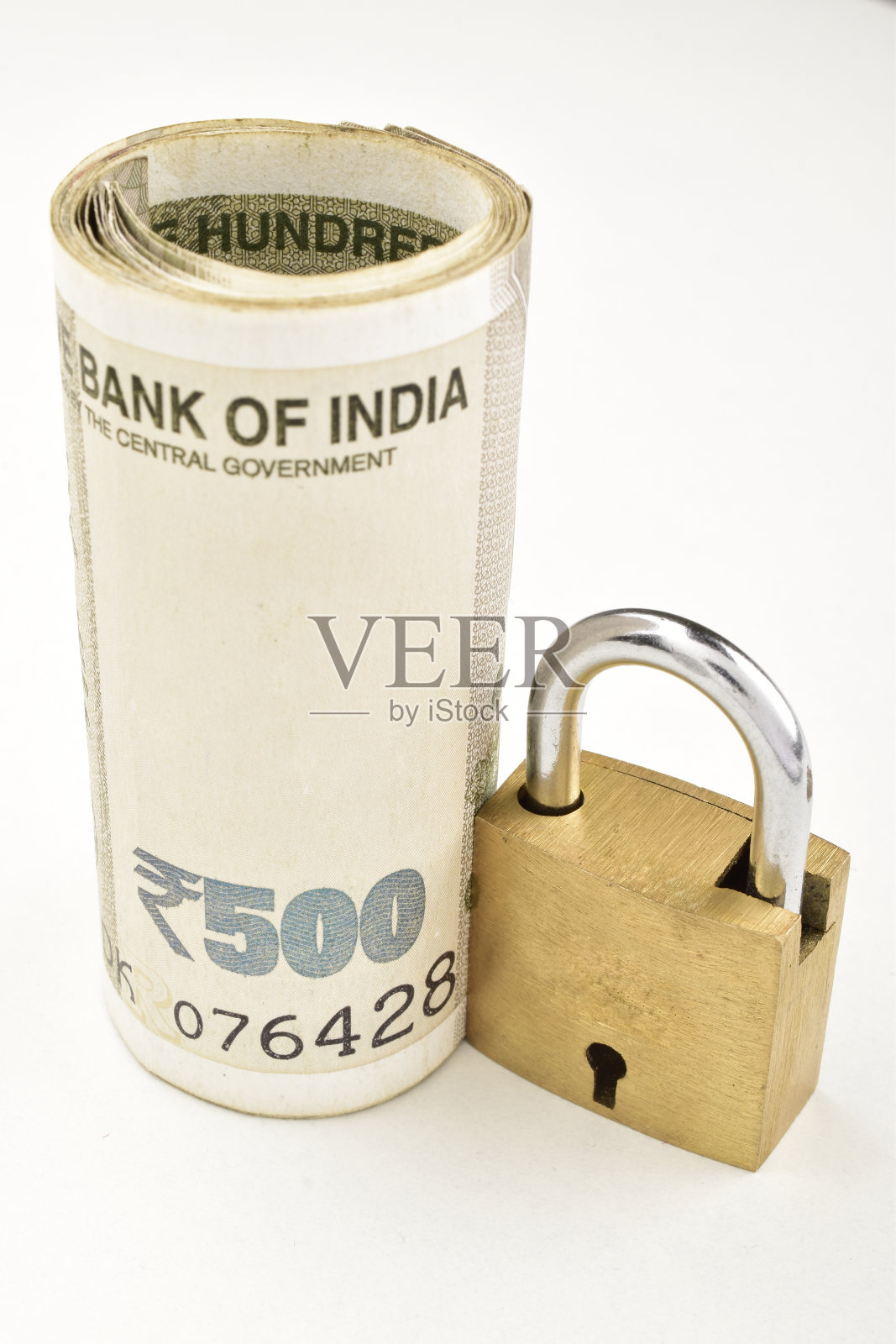 印度纸币与锁在白色背景照片摄影图片