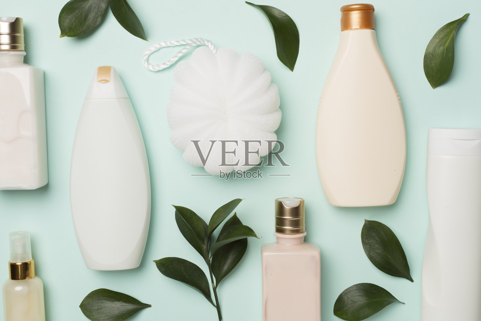 不同的化妆品瓶子和毛巾的颜色背景，俯视图照片摄影图片