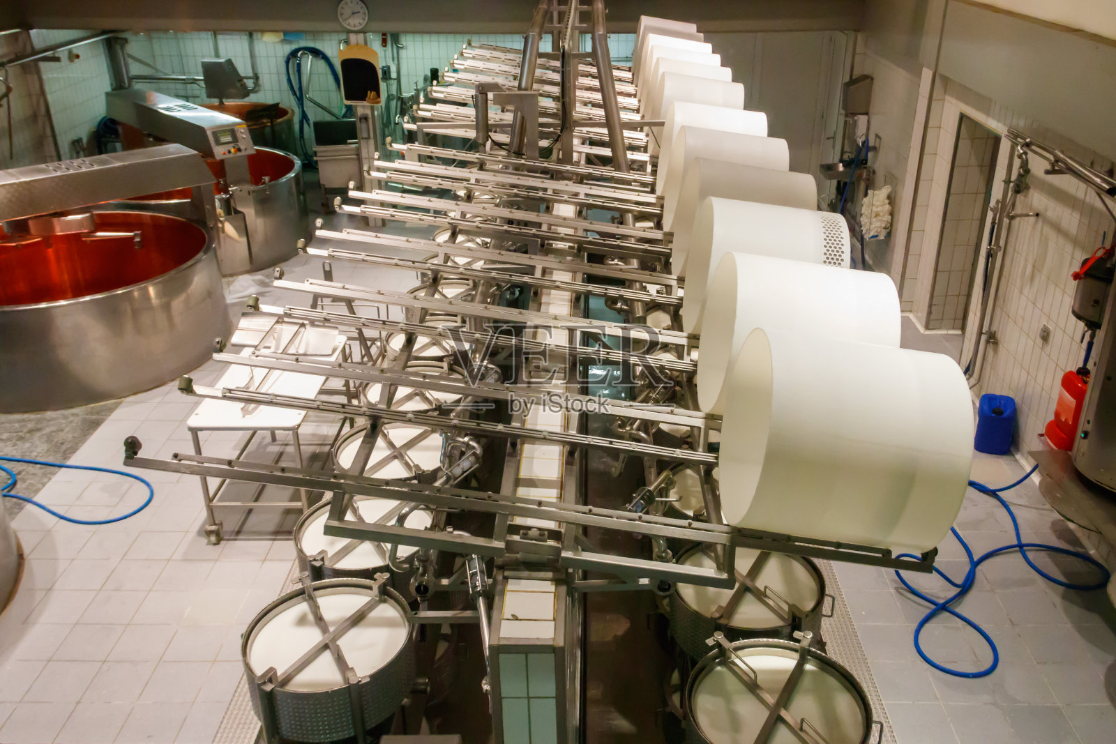 奶酪乳品厂内部。奶酪奶制品厂的设备照片摄影图片