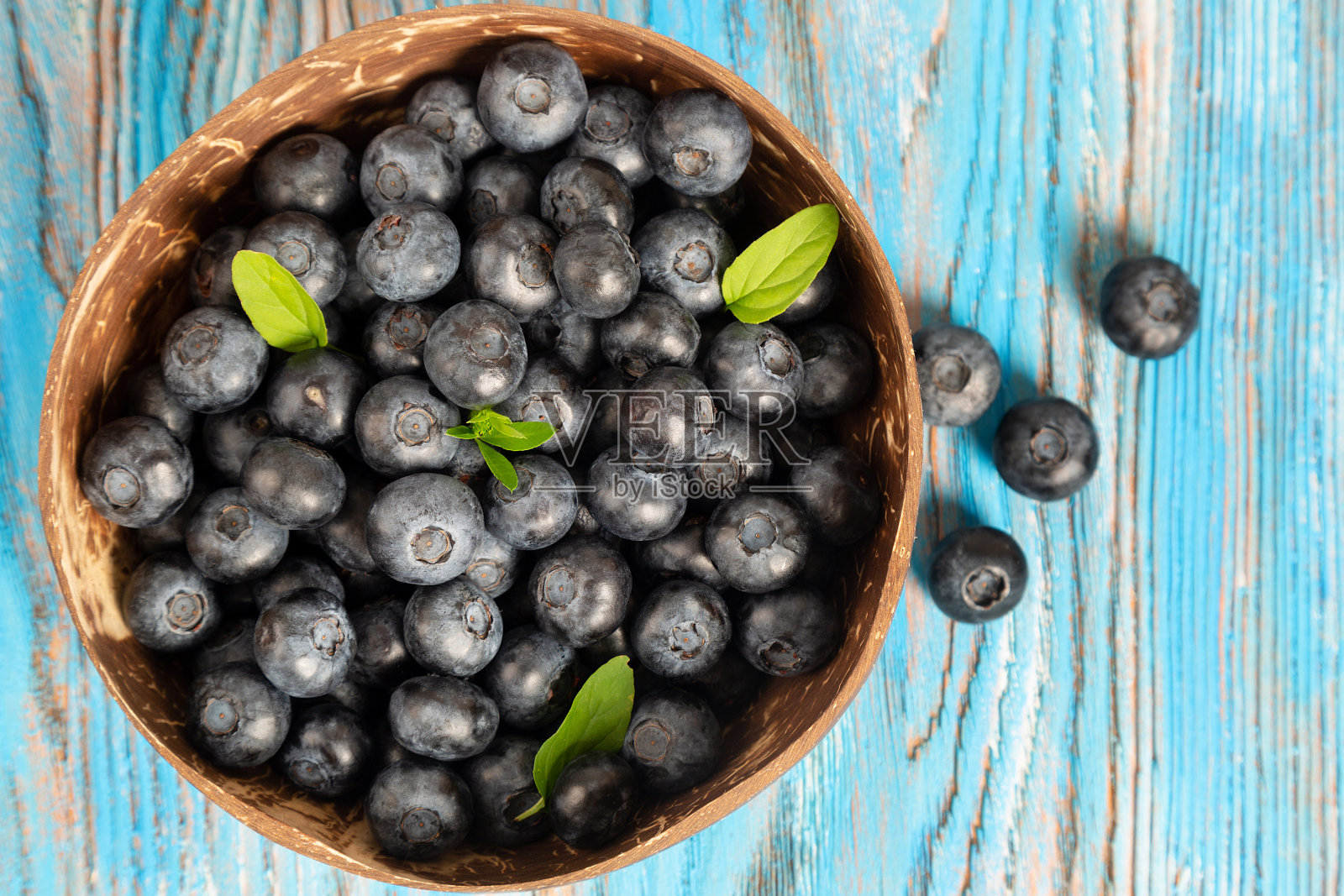 蓝莓在木碗里照片摄影图片
