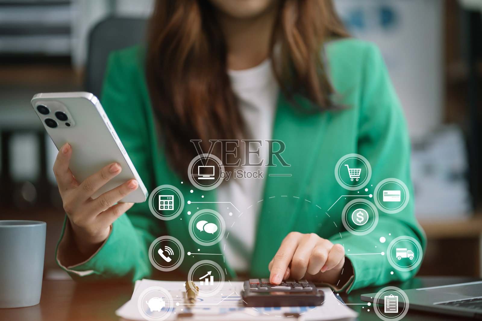 女商人在办公桌上办公，用计算器计算成本，商务报告，在办公桌上讲智能手机，财务会计概念。照片摄影图片