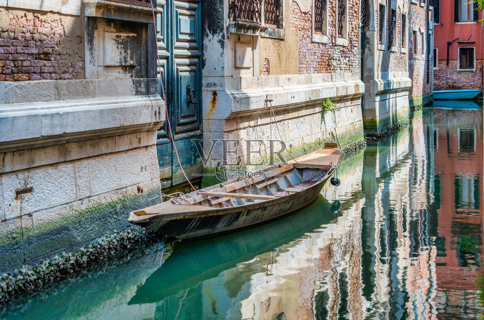 在意大利威尼斯，一艘船停靠在水渠上，风景如画的田园风光照片摄影图片