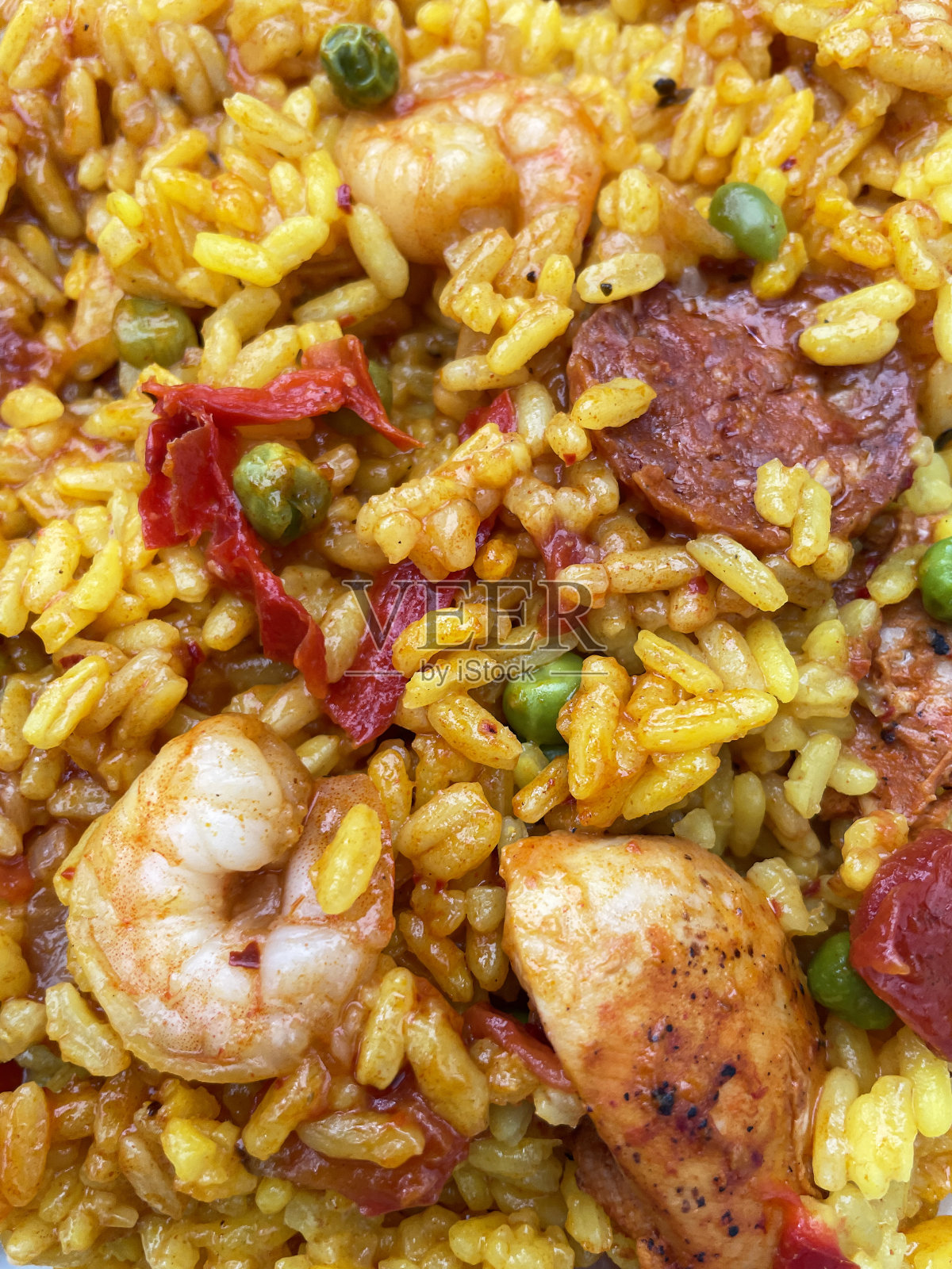 全画幅图片自制西班牙海鲜海鲜饭，短粒白米饭，藏红花，王虾/虾，鸡丁，西班牙辣香肠片，红辣椒，花园豌豆，准备吃，抬高视图照片摄影图片